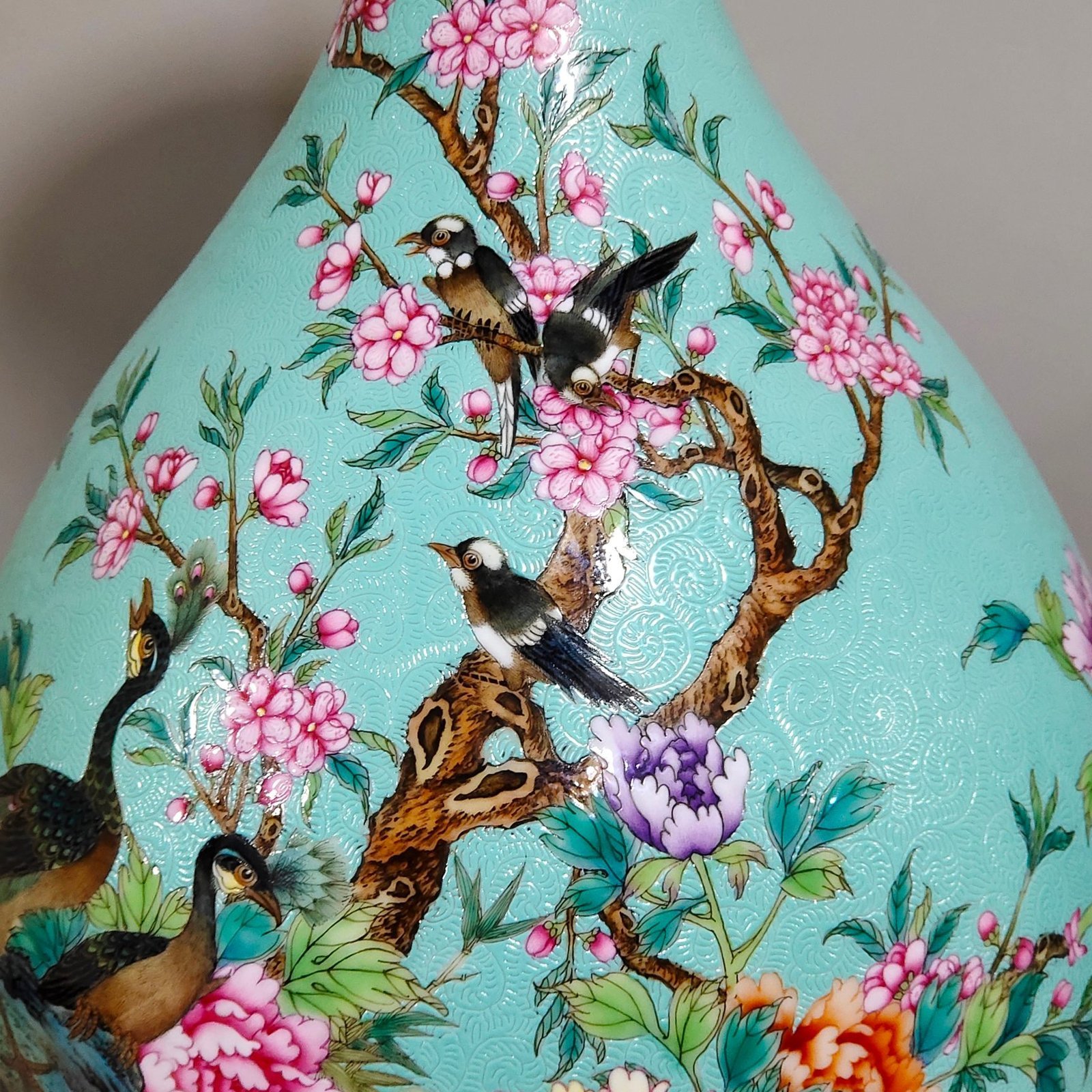 Qing Dynasty Yongzheng turquoise green flowered peacock flower and bird poem jade pot spring vase