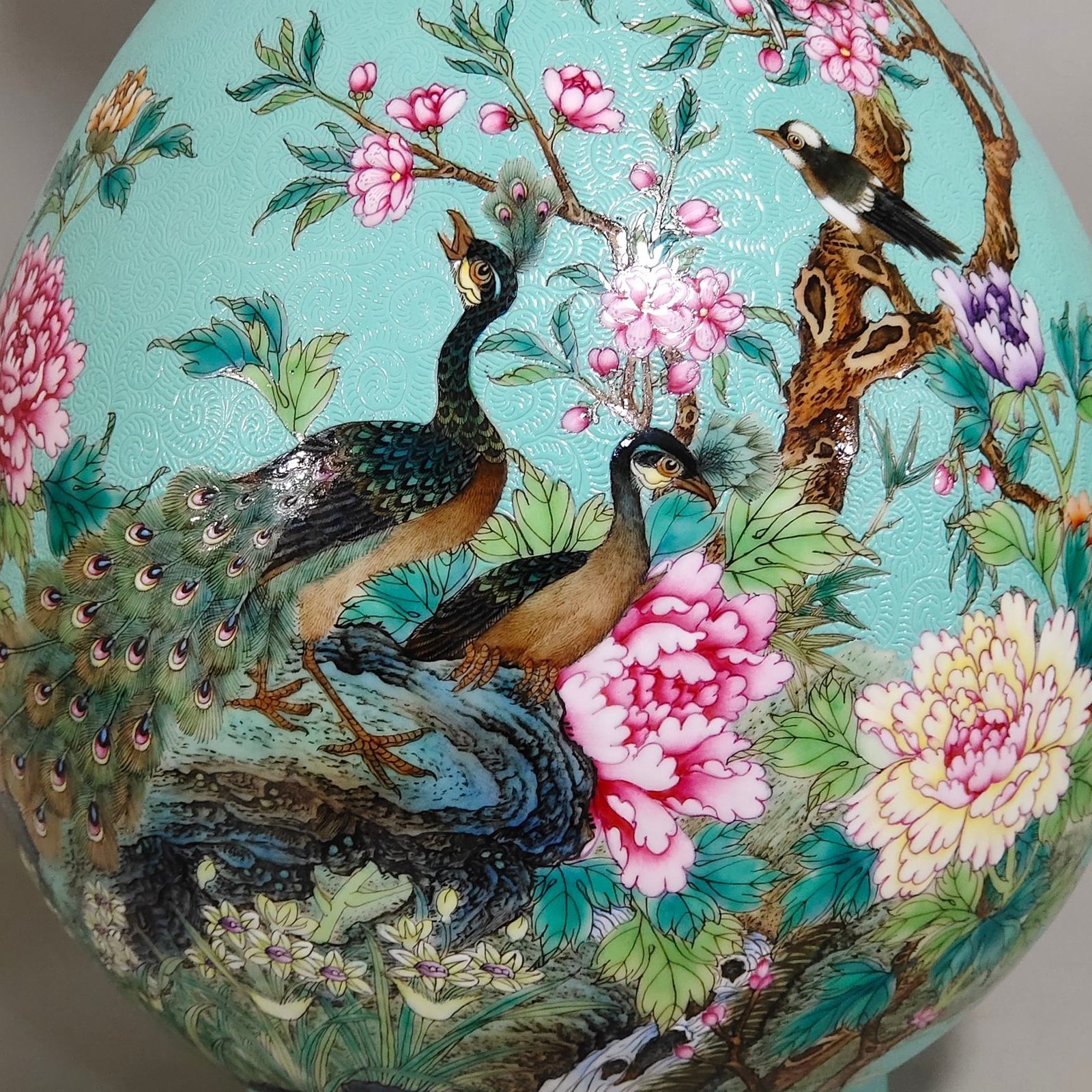Qing Dynasty Yongzheng turquoise green flowered peacock flower and bird poem jade pot spring vase