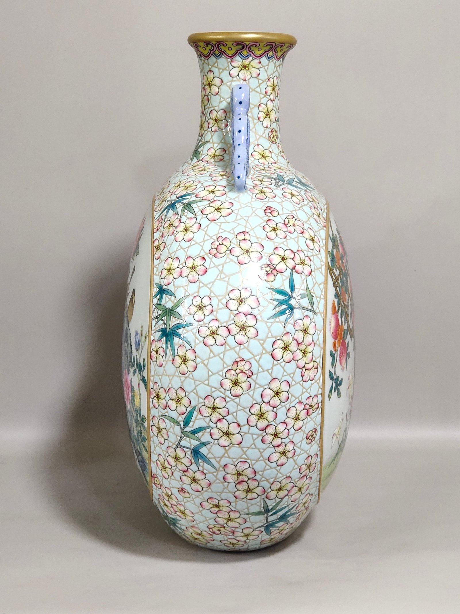 Qing Dynasty Yongzheng turquoise green plum blossom window vase with flowers and birds