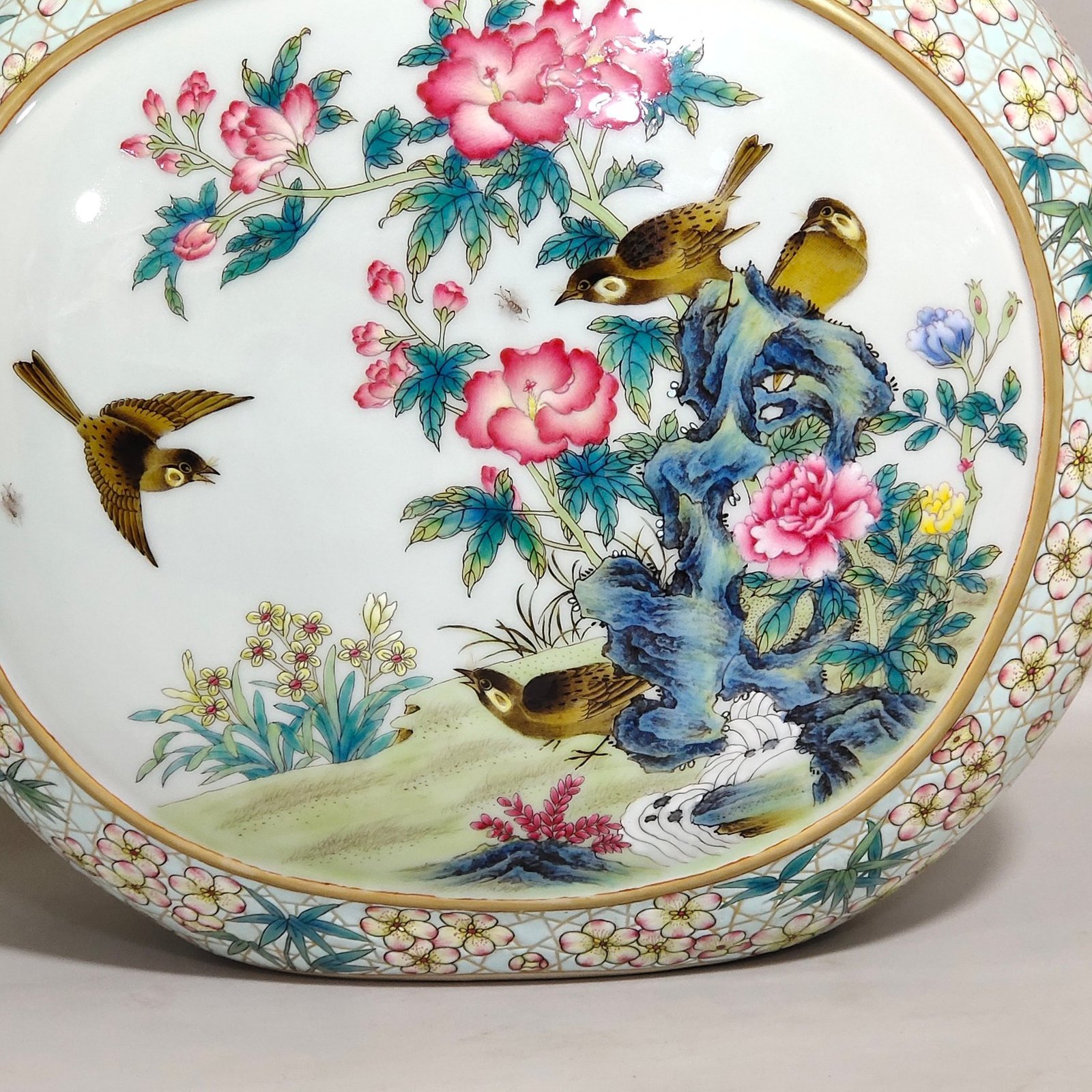 Qing Dynasty Yongzheng turquoise green plum blossom window vase with flowers and birds