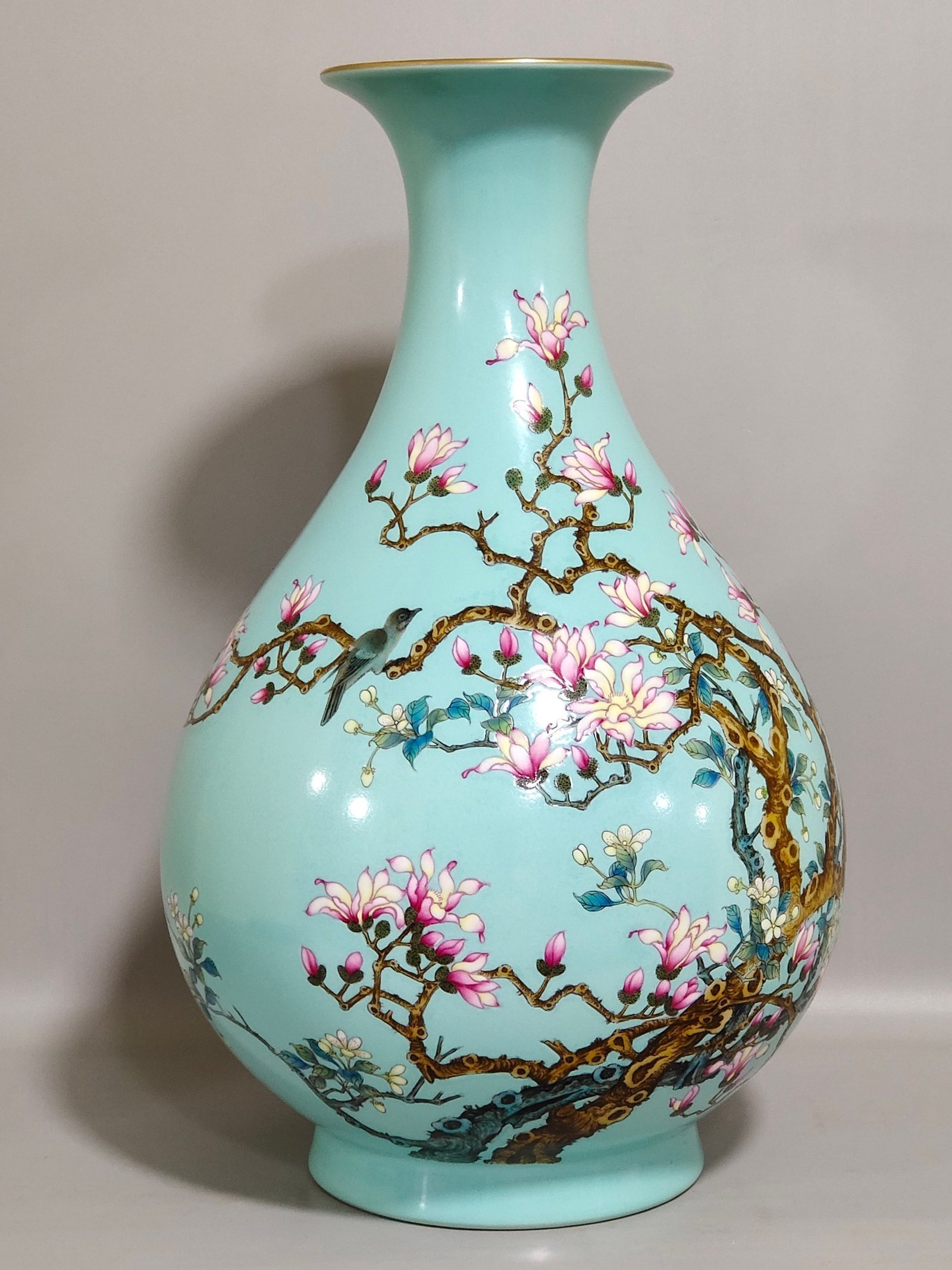Qing Dynasty Yongzheng turquoise green magnolia flower and bird jade pot spring vase