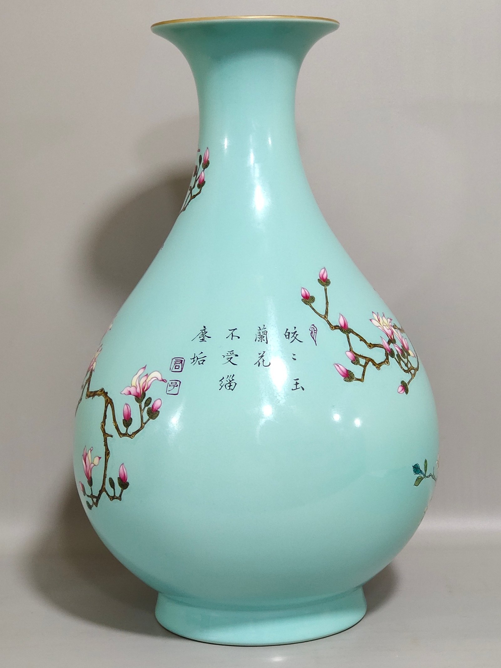 Qing Dynasty Yongzheng turquoise green magnolia flower and bird jade pot spring vase
