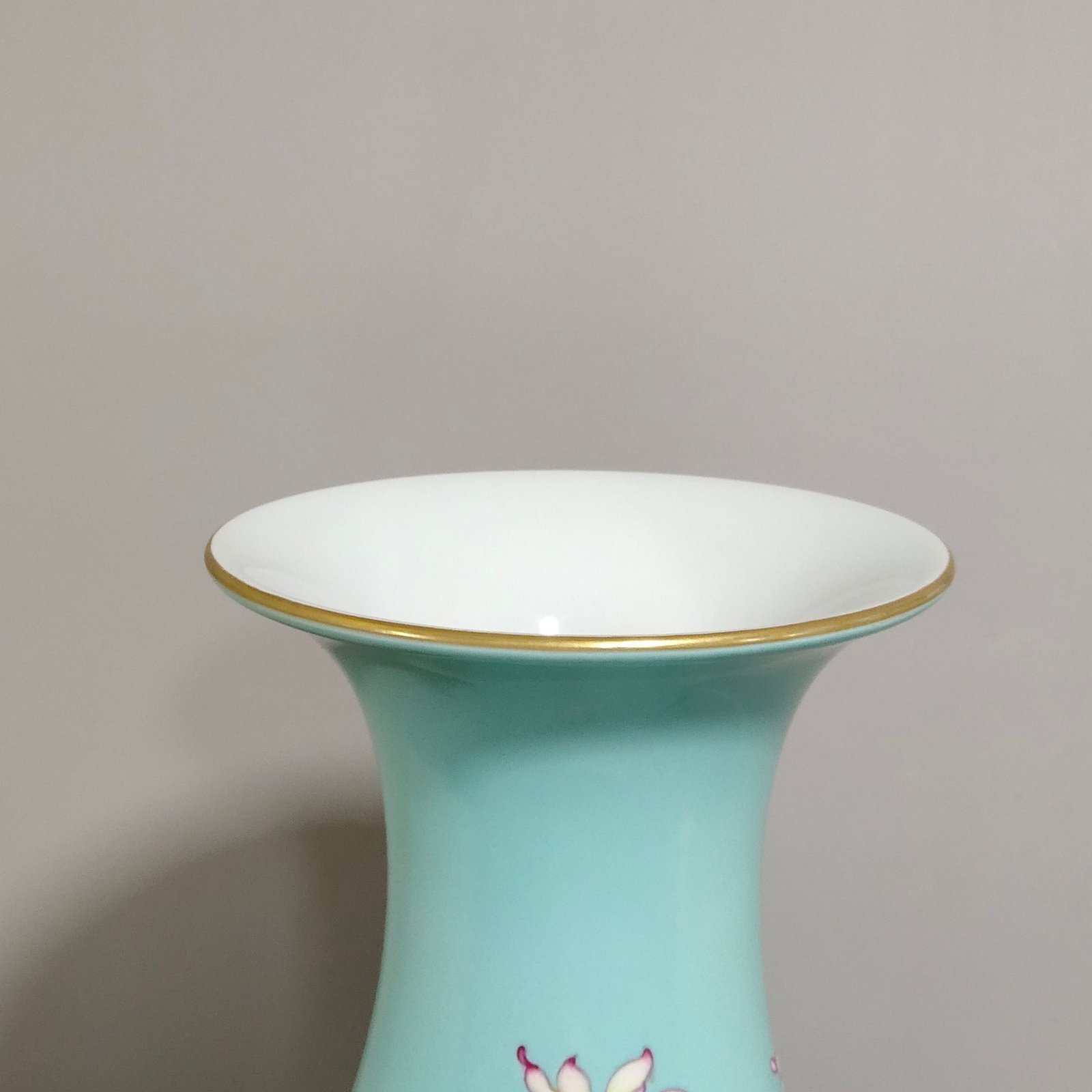 Qing Dynasty Yongzheng turquoise green magnolia flower and bird jade pot spring vase