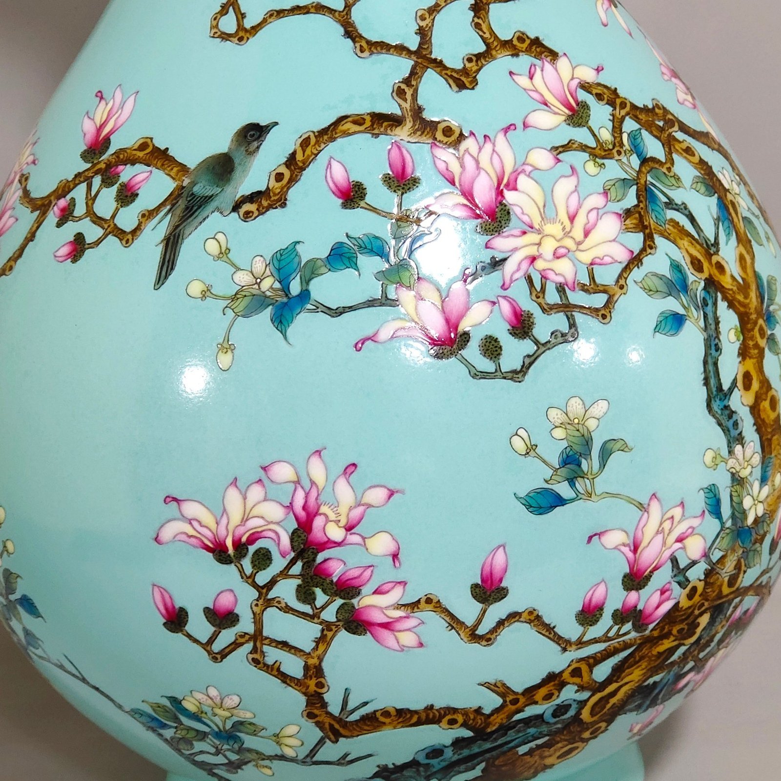 Qing Dynasty Yongzheng turquoise green magnolia flower and bird jade pot spring vase
