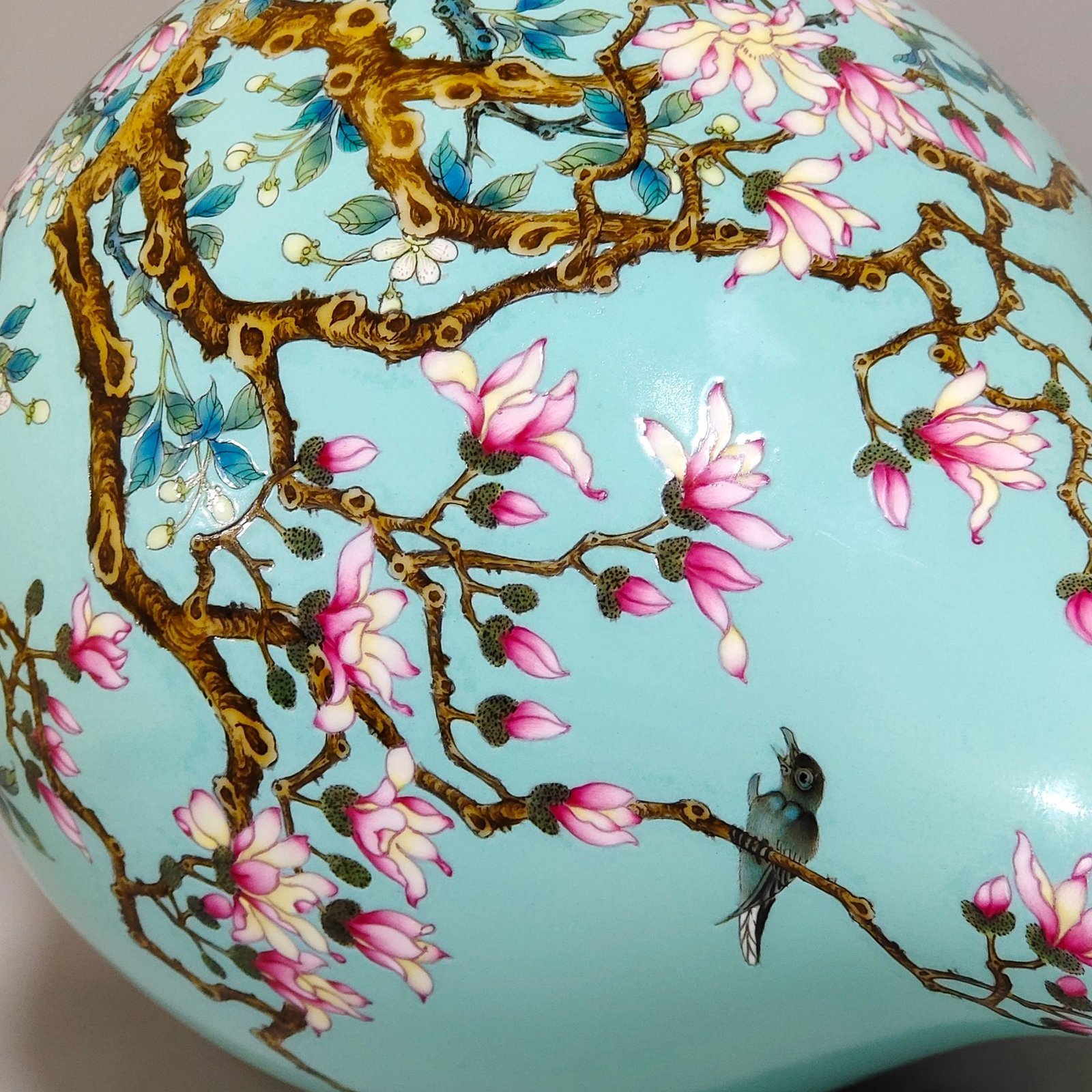 Qing Dynasty Yongzheng turquoise green magnolia flower and bird jade pot spring vase