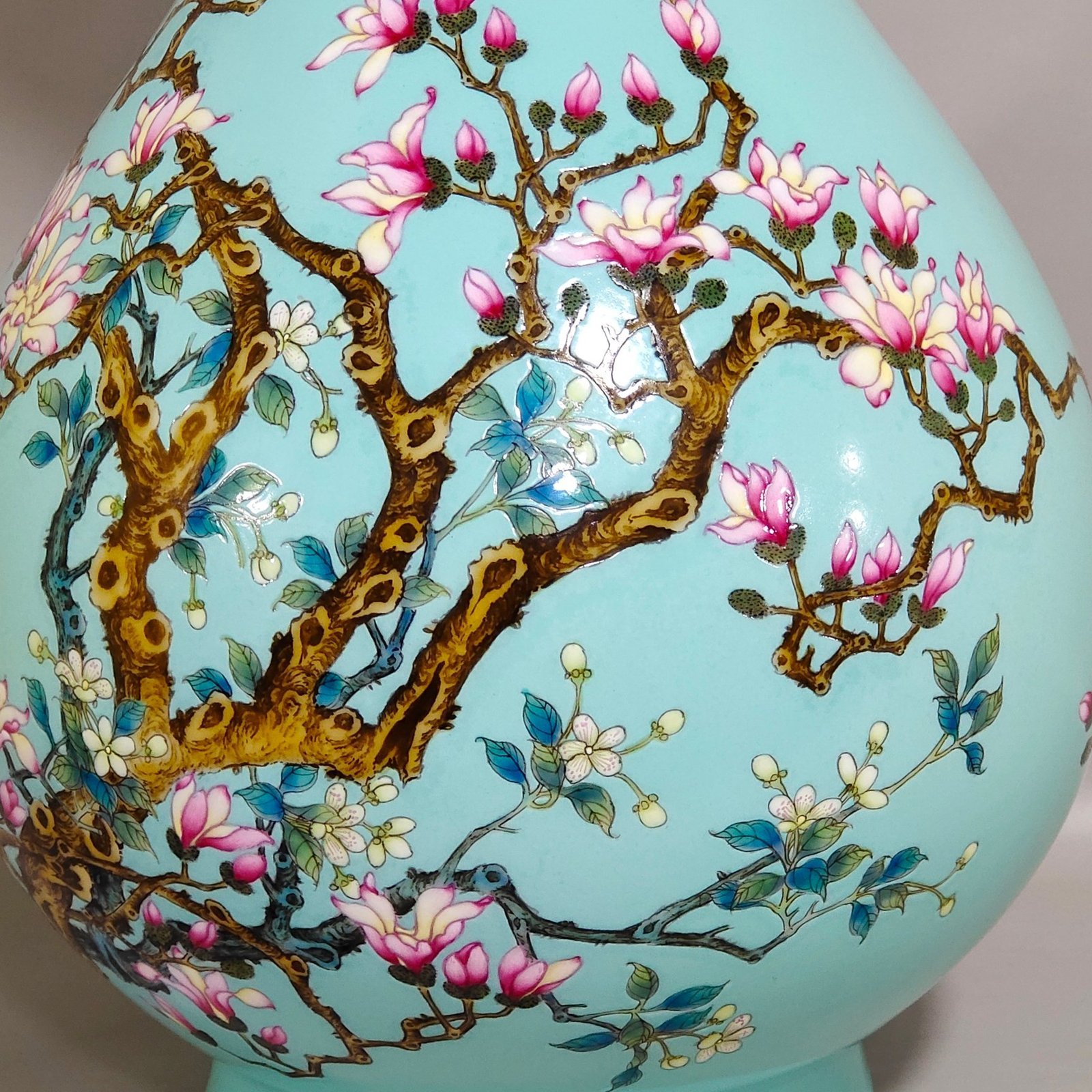 Qing Dynasty Yongzheng turquoise green magnolia flower and bird jade pot spring vase