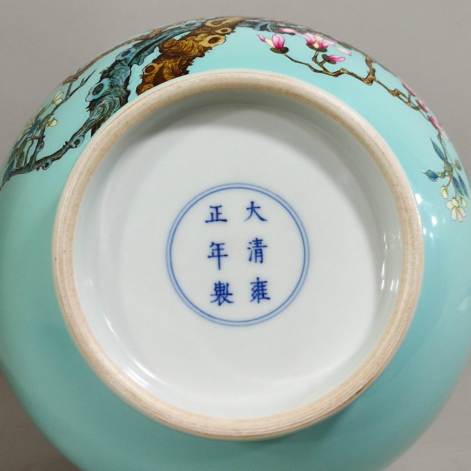 Qing Dynasty Yongzheng turquoise green magnolia flower and bird jade pot spring vase