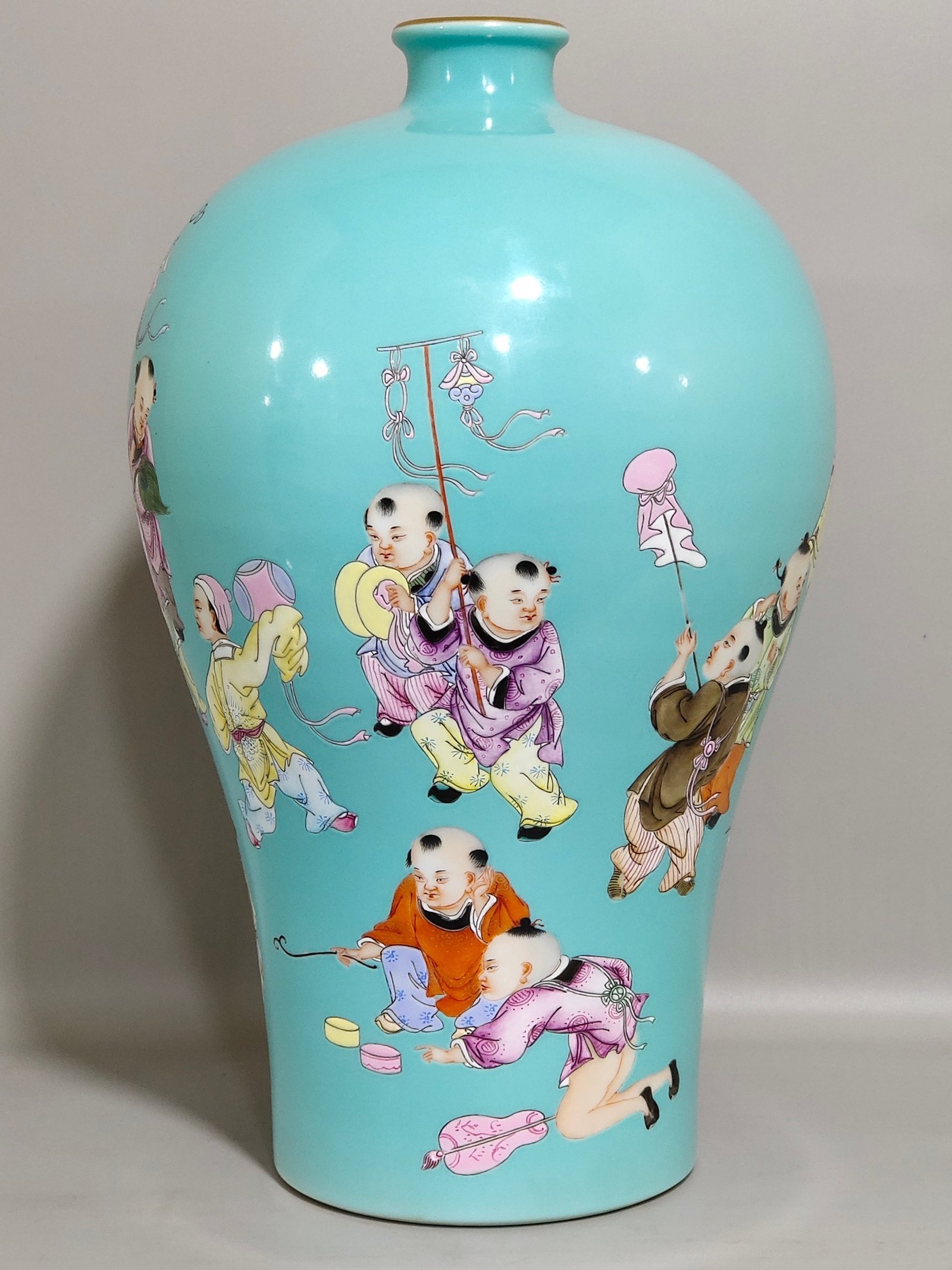 Qing Dynasty Yongzheng turquoise green Baizi plum vase
