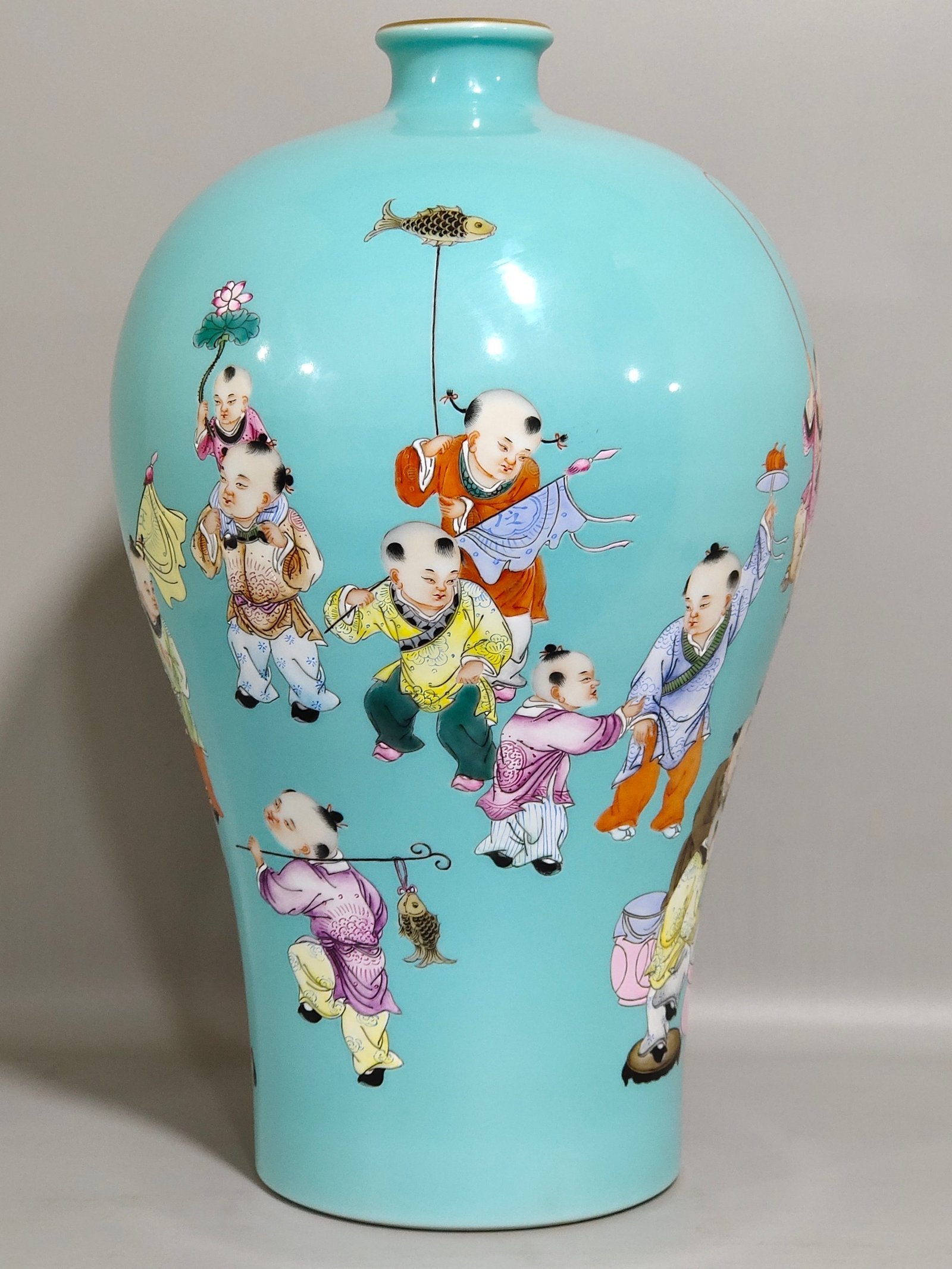 Qing Dynasty Yongzheng turquoise green Baizi plum vase