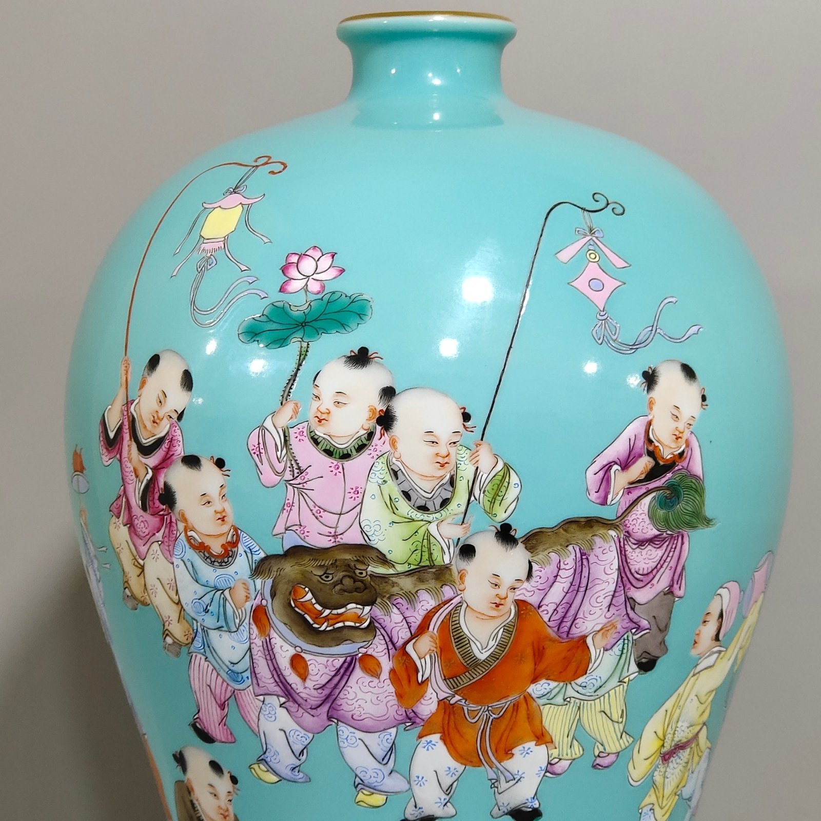 Qing Dynasty Yongzheng turquoise green Baizi plum vase