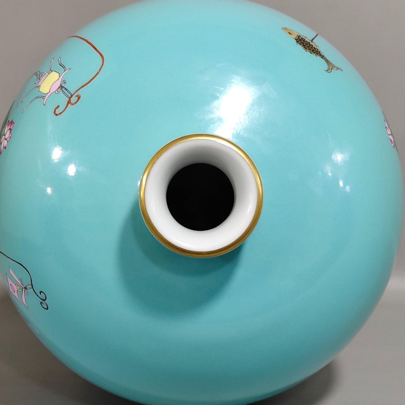 Qing Dynasty Yongzheng turquoise green Baizi plum vase