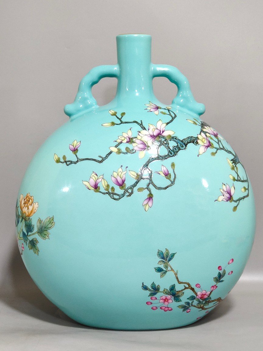 Qing Dynasty Yongzheng turquoise green flowers and birds holding the moon vase
