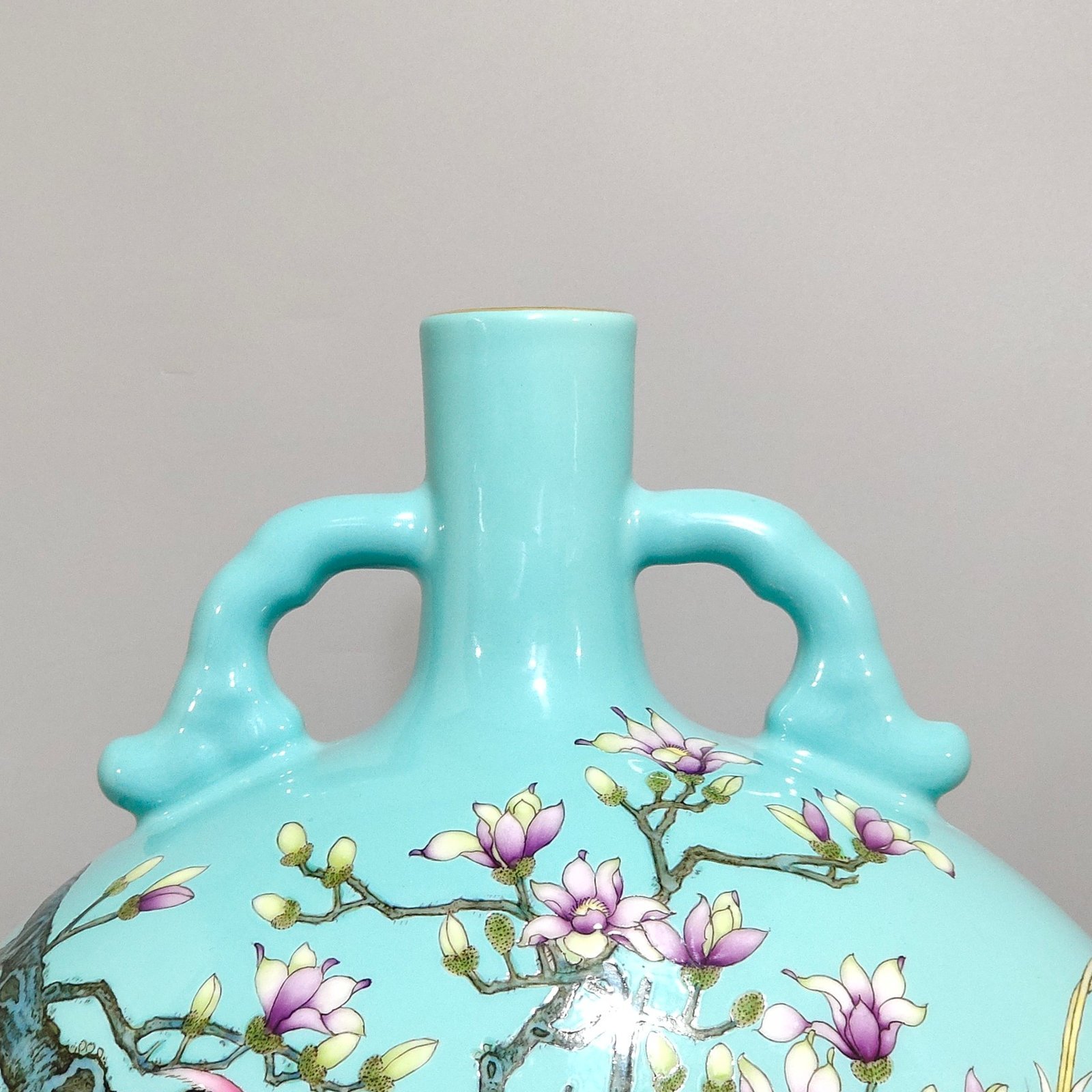Qing Dynasty Yongzheng turquoise green flowers and birds holding the moon vase
