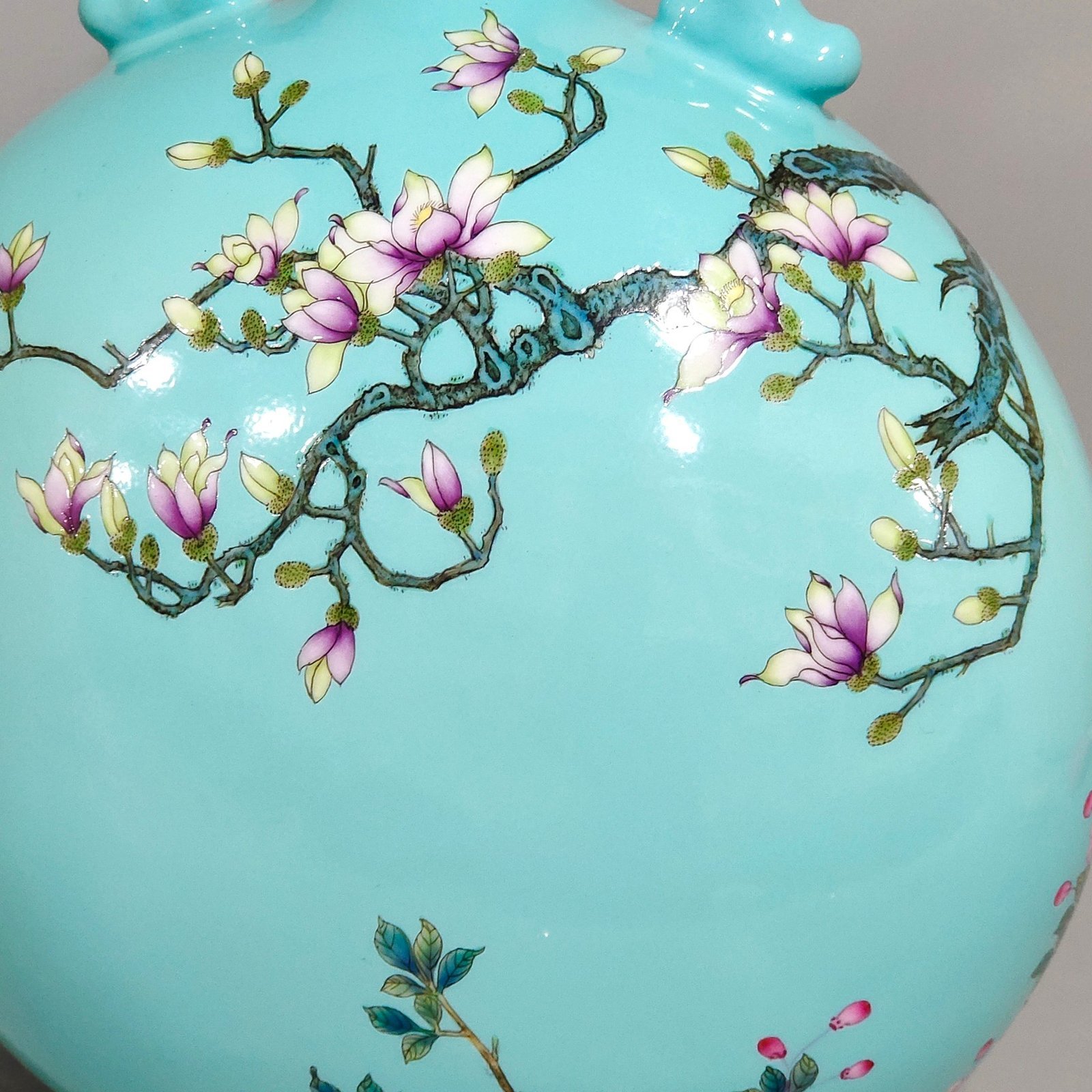 Qing Dynasty Yongzheng turquoise green flowers and birds holding the moon vase