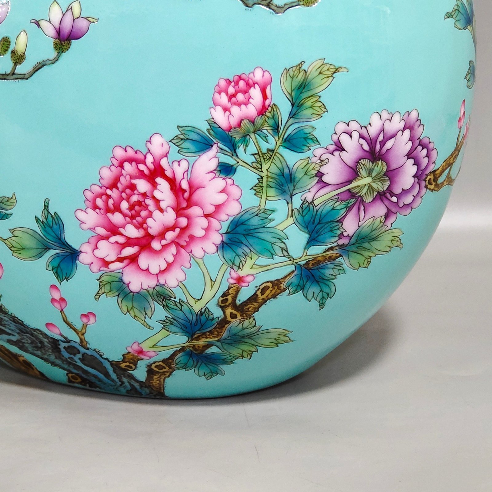 Qing Dynasty Yongzheng turquoise green flowers and birds holding the moon vase