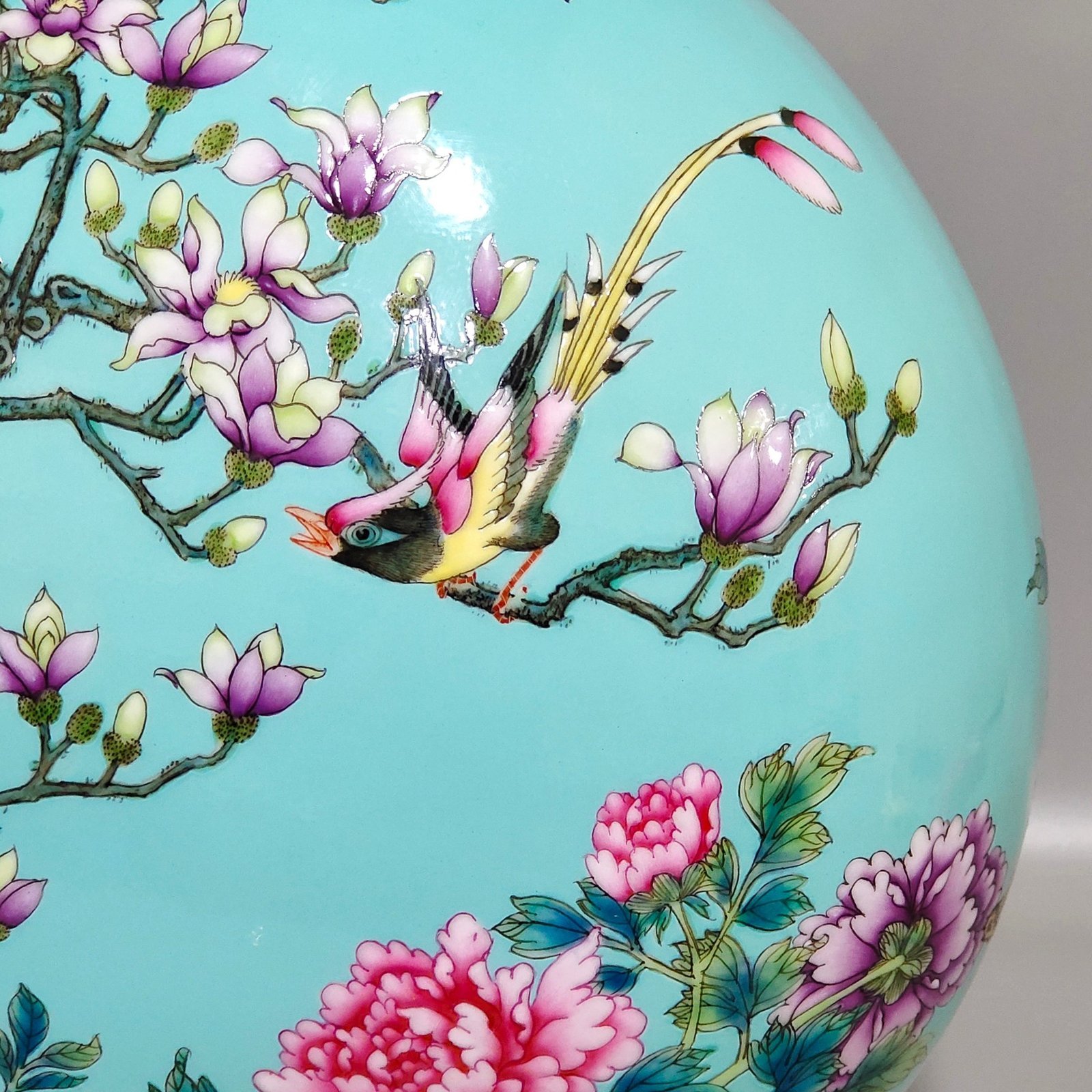 Qing Dynasty Yongzheng turquoise green flowers and birds holding the moon vase