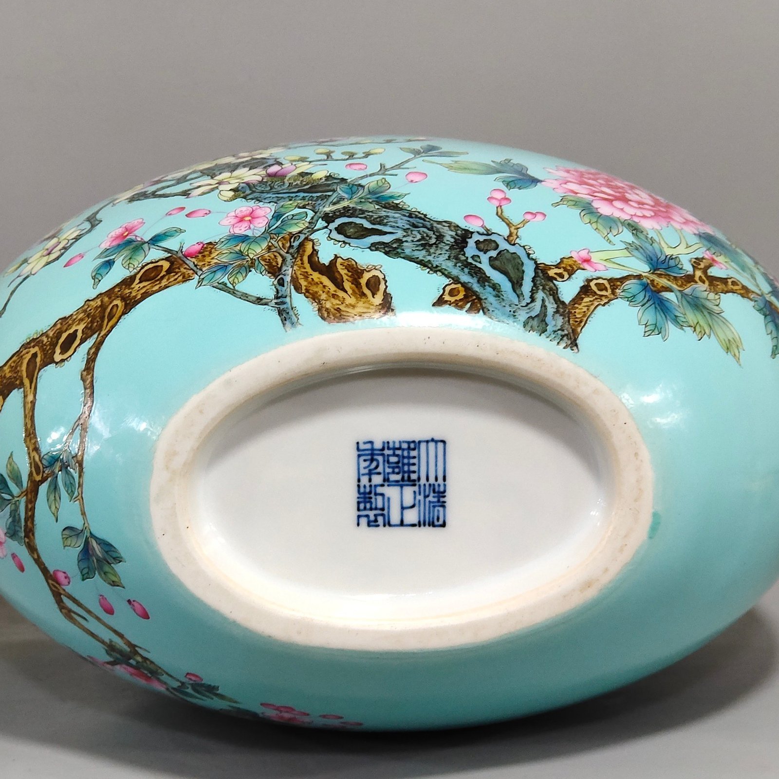 Qing Dynasty Yongzheng turquoise green flowers and birds holding the moon vase