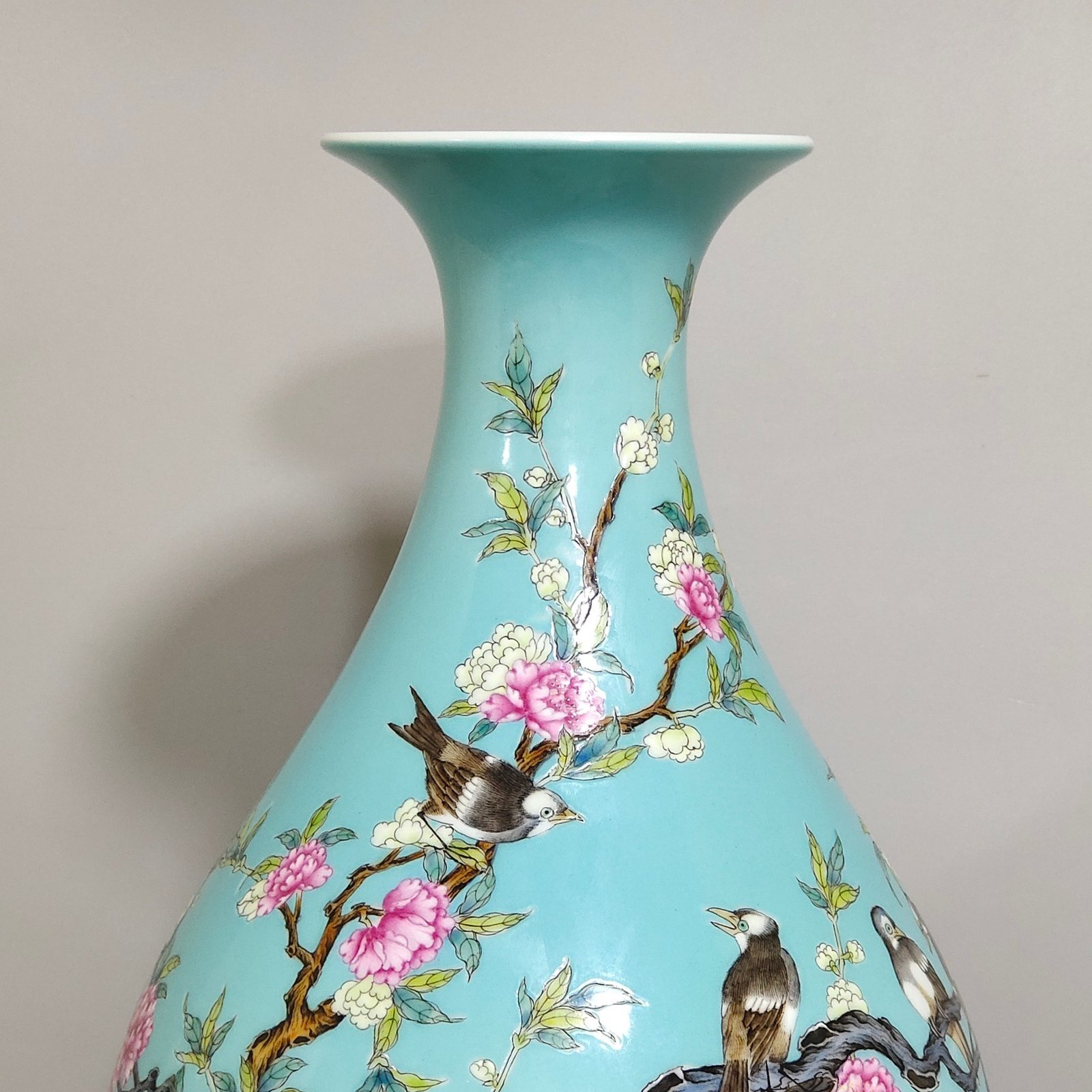 Qing Dynasty Yongzheng turquoise green flower and bird poem olive vase