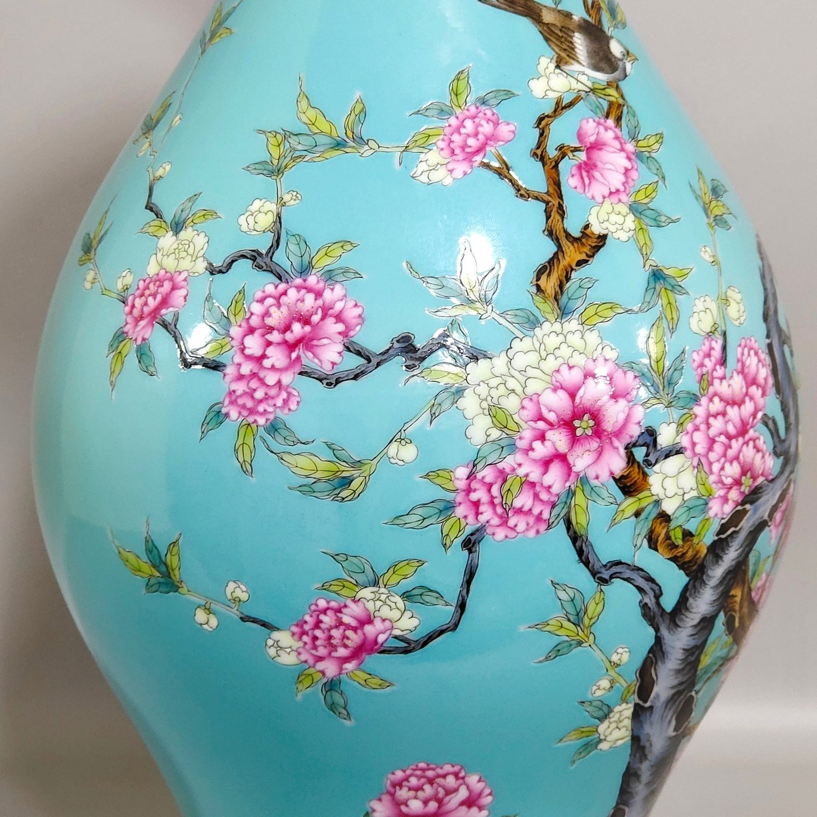 Qing Dynasty Yongzheng turquoise green flower and bird poem olive vase