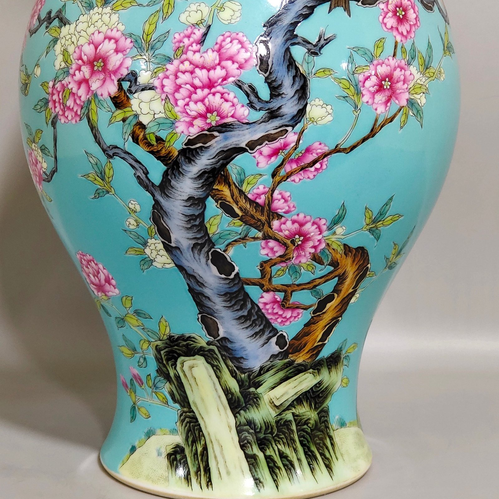 Qing Dynasty Yongzheng turquoise green flower and bird poem olive vase