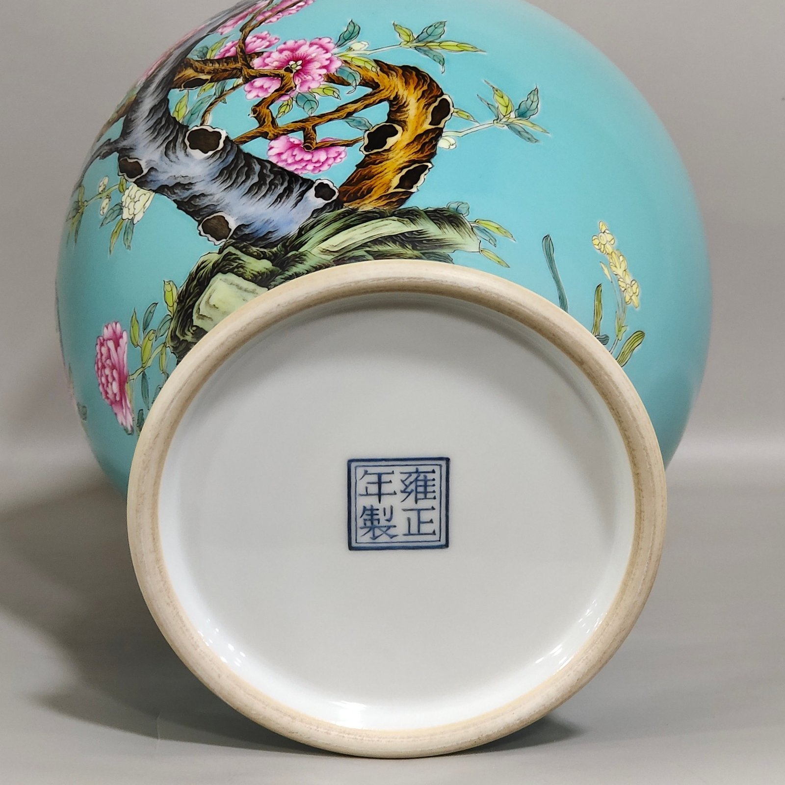 Qing Dynasty Yongzheng turquoise green flower and bird poem olive vase