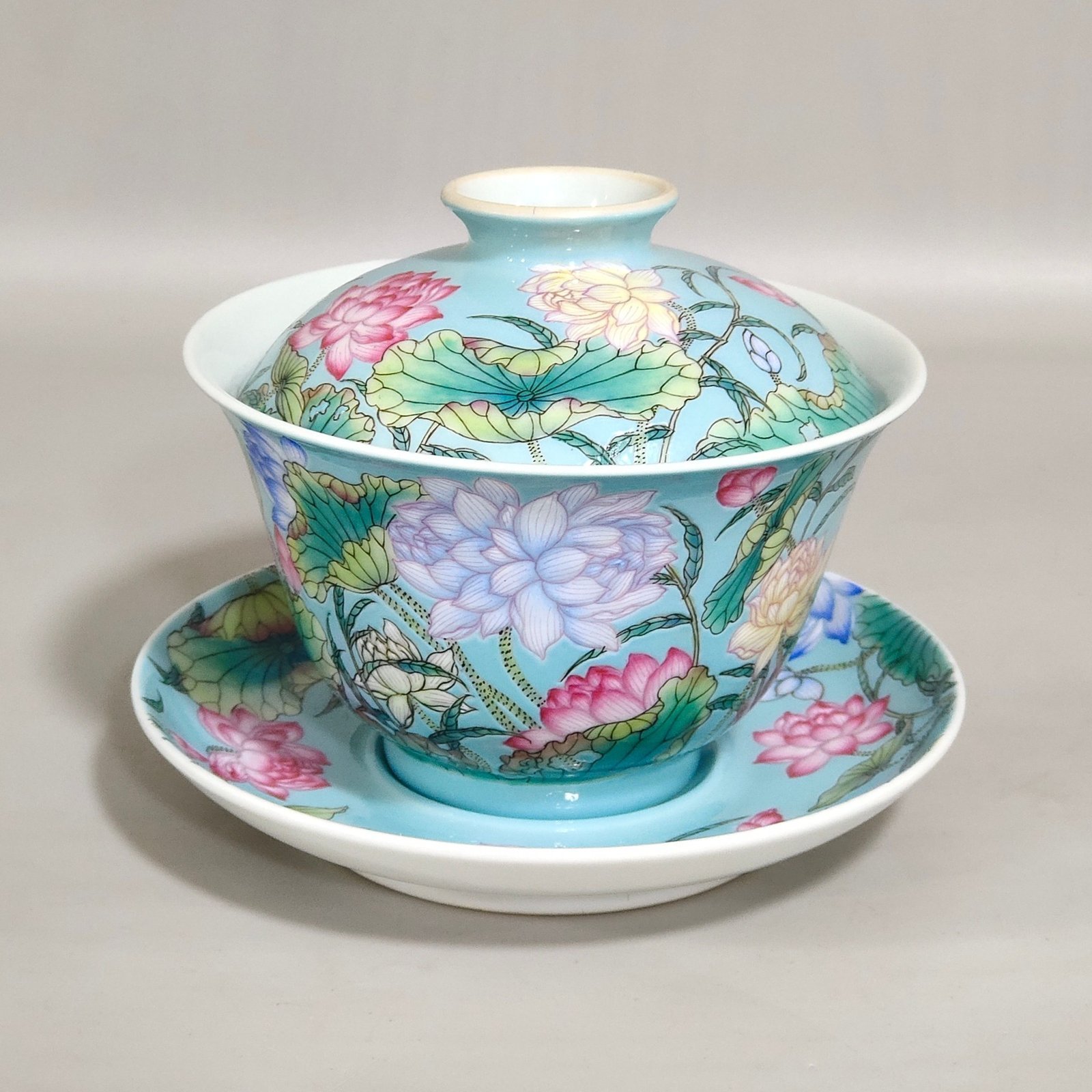 Qing Dynasty Yongzheng turquoise green lotus covered bowl