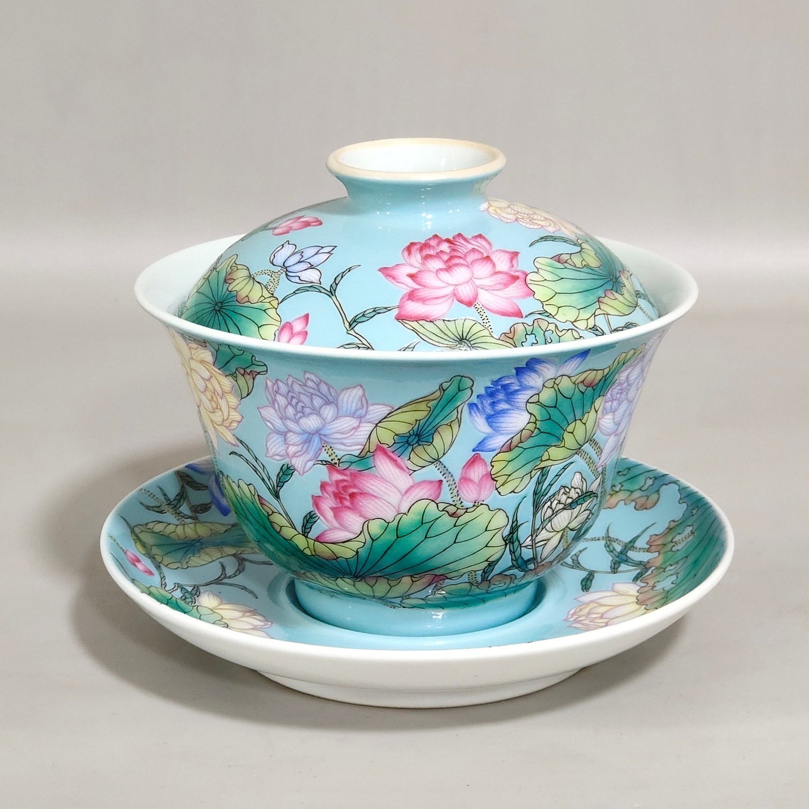 Qing Dynasty Yongzheng turquoise green lotus covered bowl
