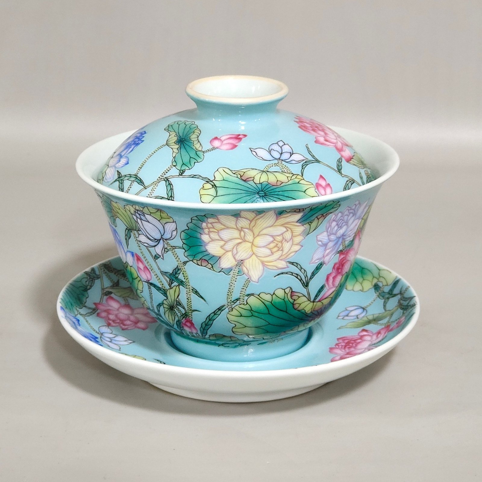 Qing Dynasty Yongzheng turquoise green lotus covered bowl