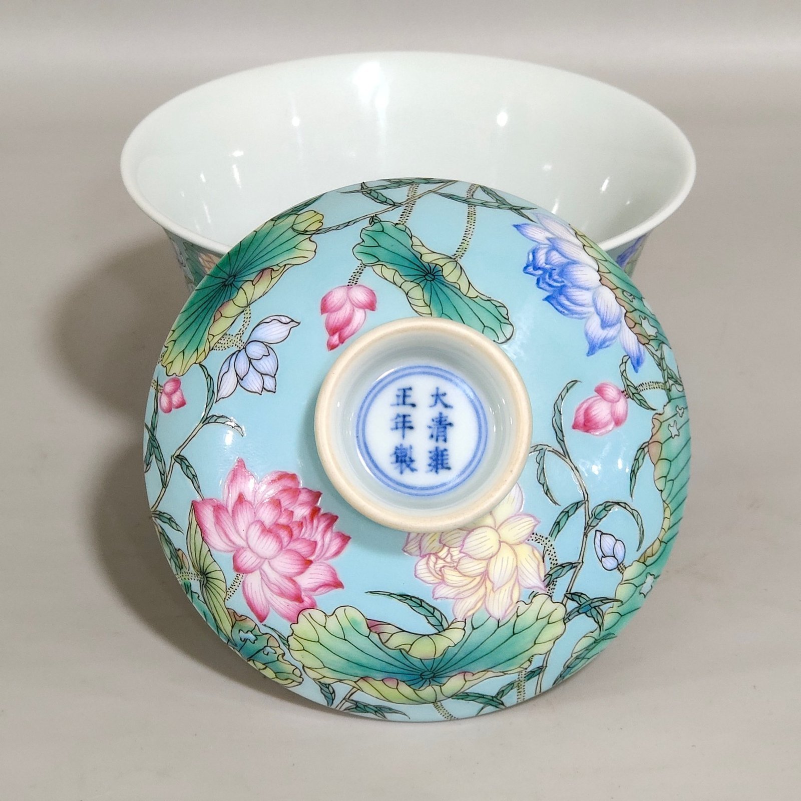 Qing Dynasty Yongzheng turquoise green lotus covered bowl