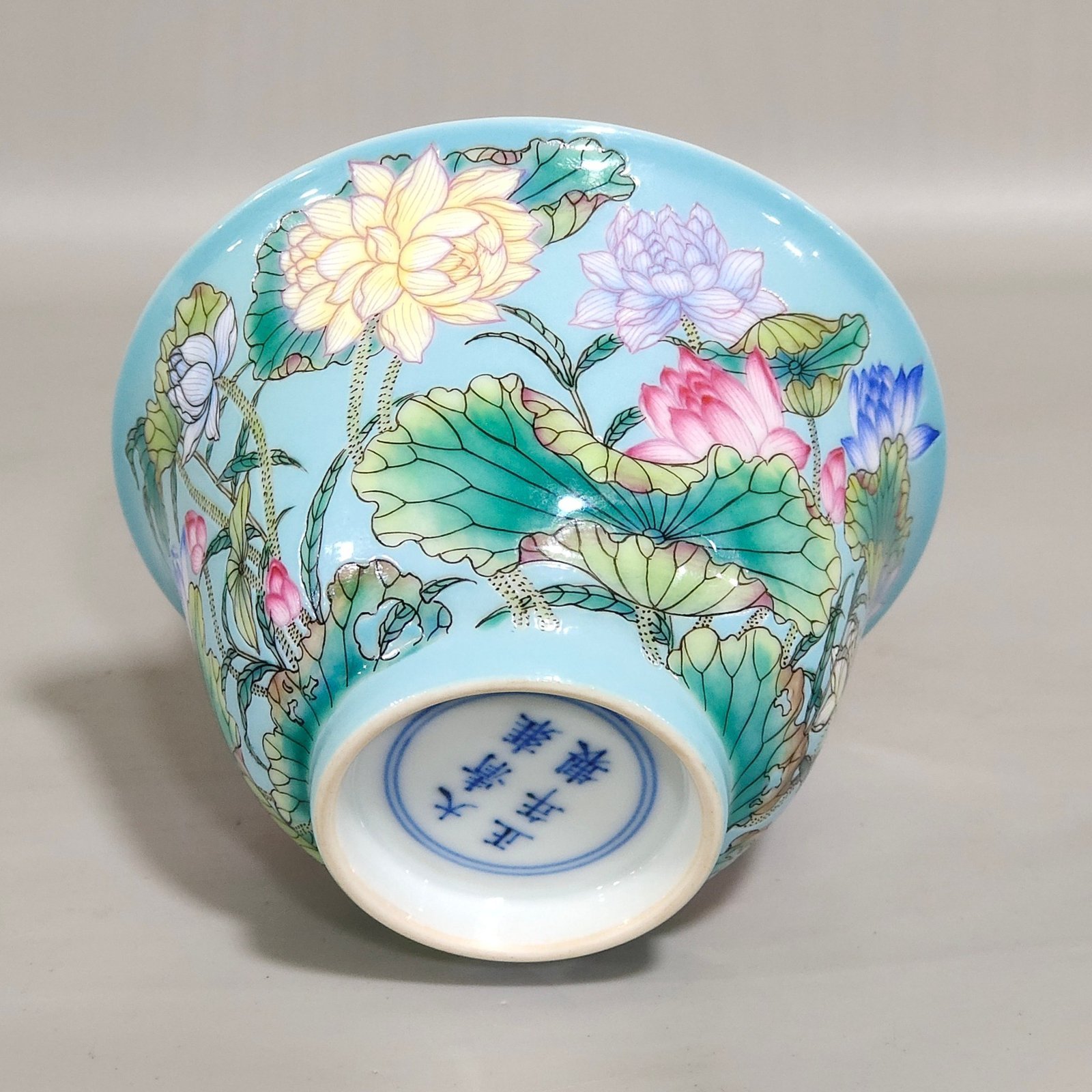 Qing Dynasty Yongzheng turquoise green lotus covered bowl