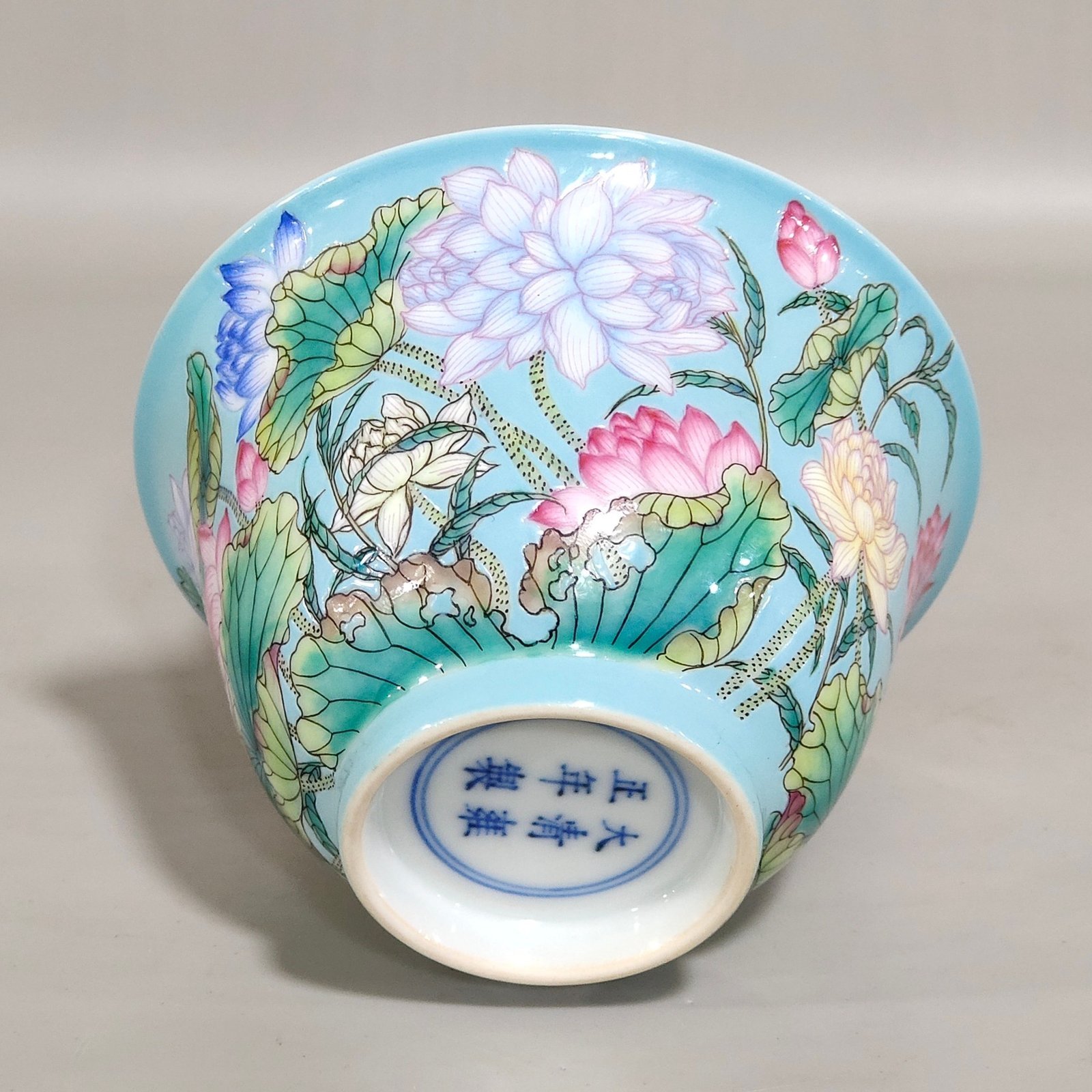 Qing Dynasty Yongzheng turquoise green lotus covered bowl