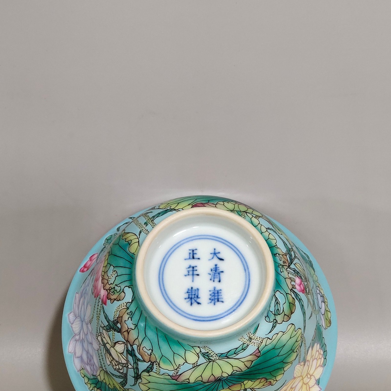 Qing Dynasty Yongzheng turquoise green lotus covered bowl