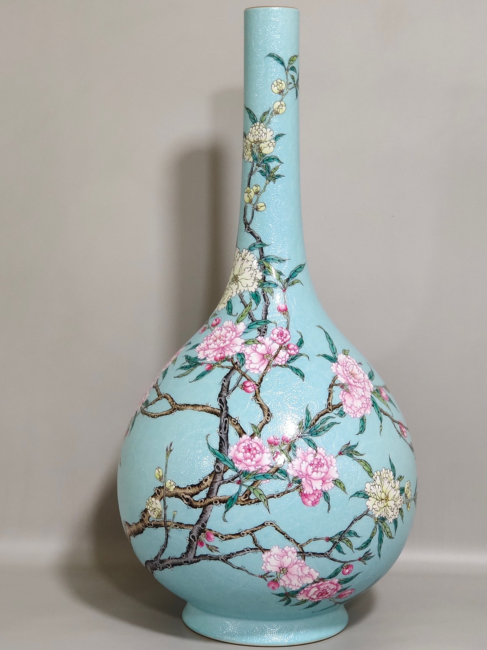 Qing Dynasty Yongzheng turquoise green rolled peach blossom flask