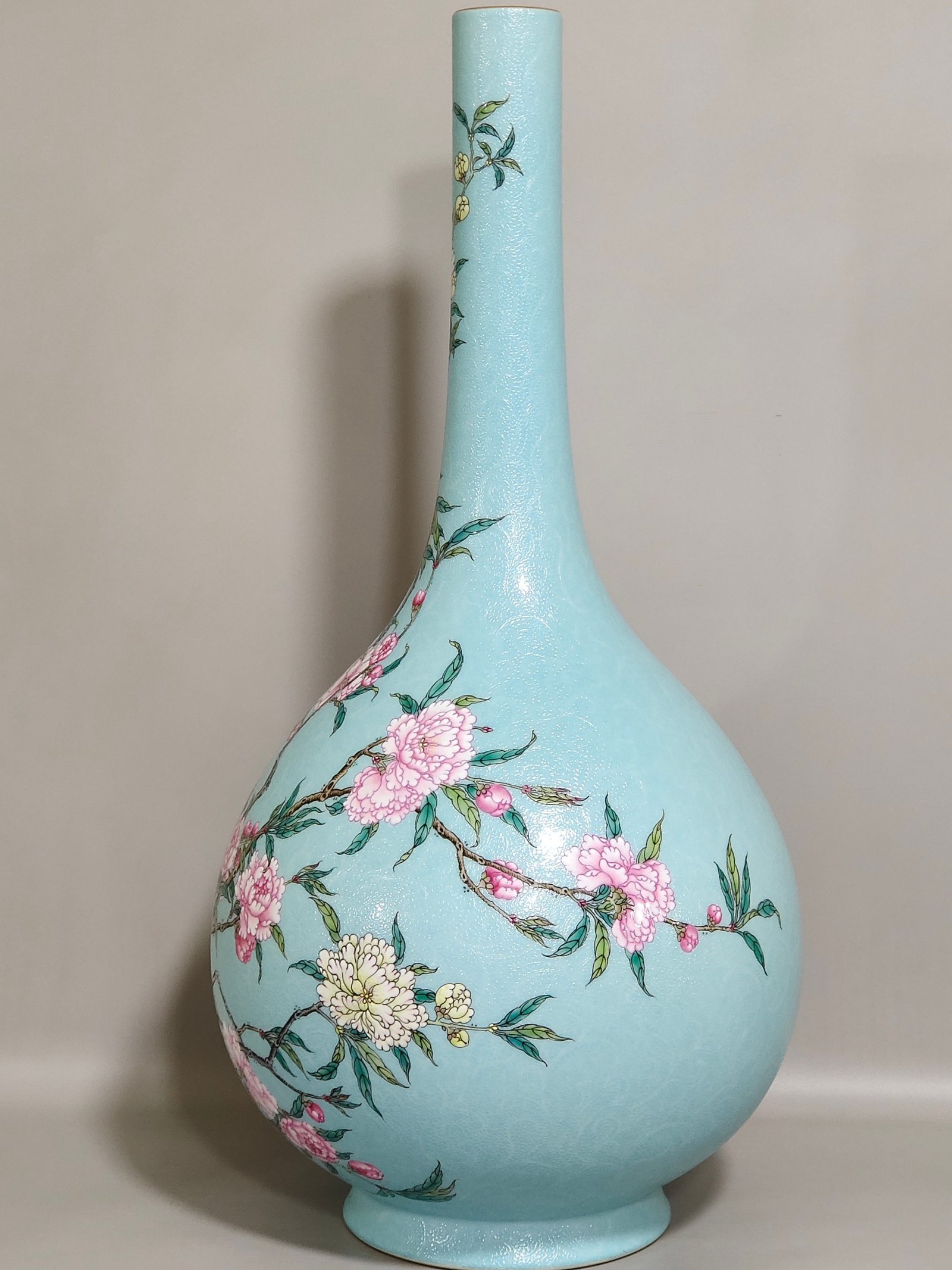 Qing Dynasty Yongzheng turquoise green rolled peach blossom flask