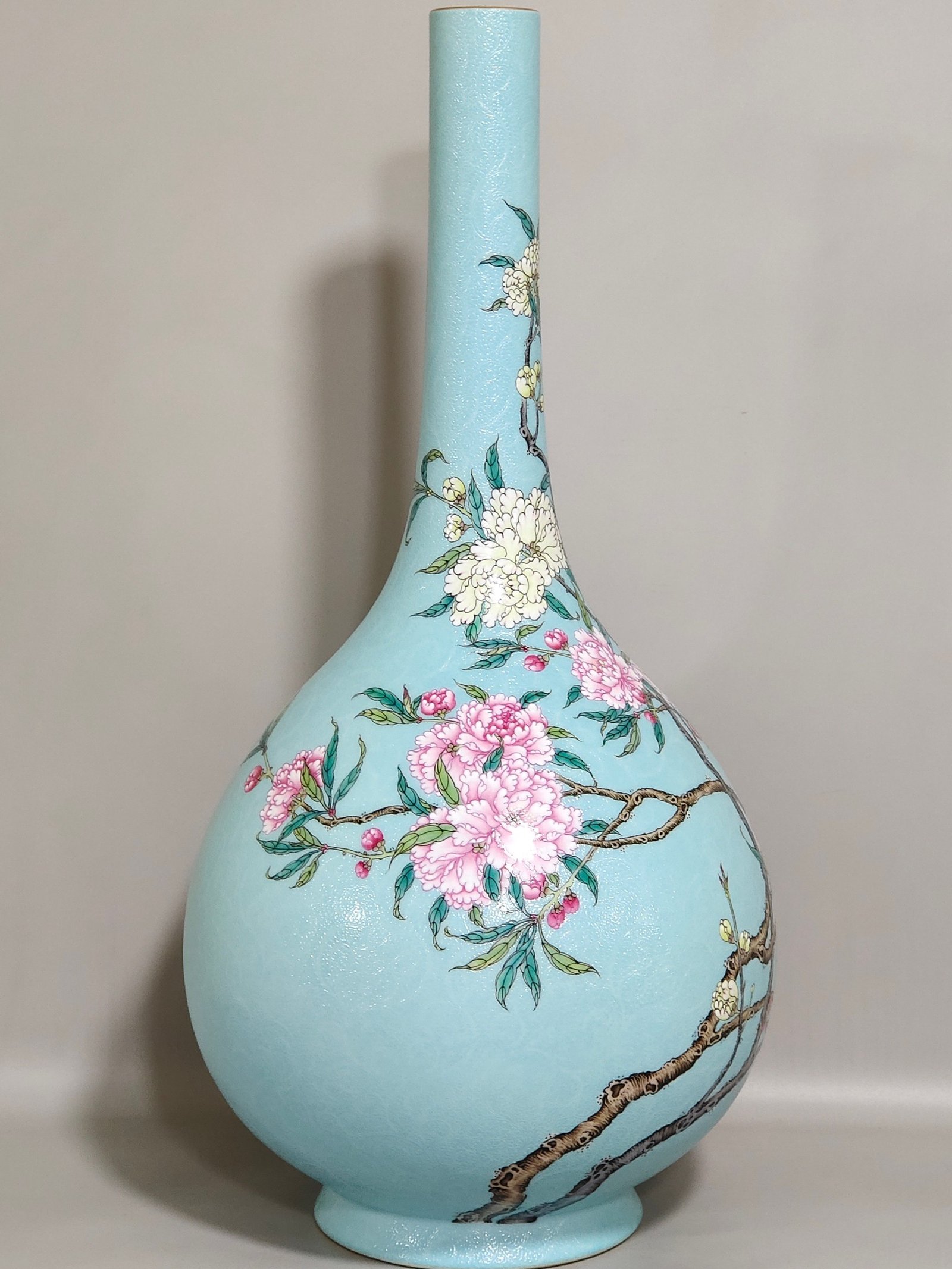 Qing Dynasty Yongzheng turquoise green rolled peach blossom flask
