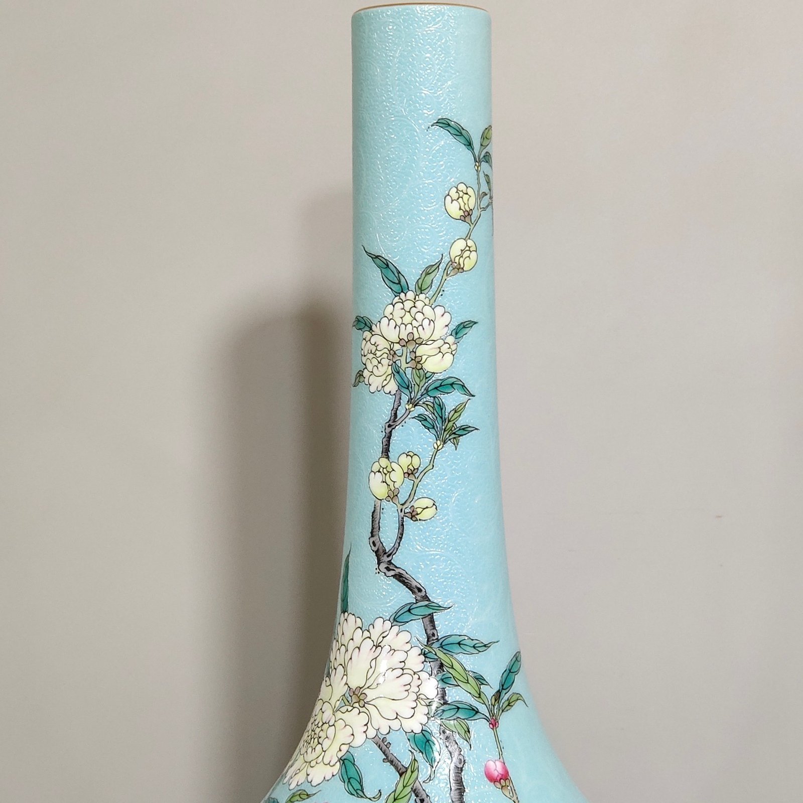 Qing Dynasty Yongzheng turquoise green rolled peach blossom flask