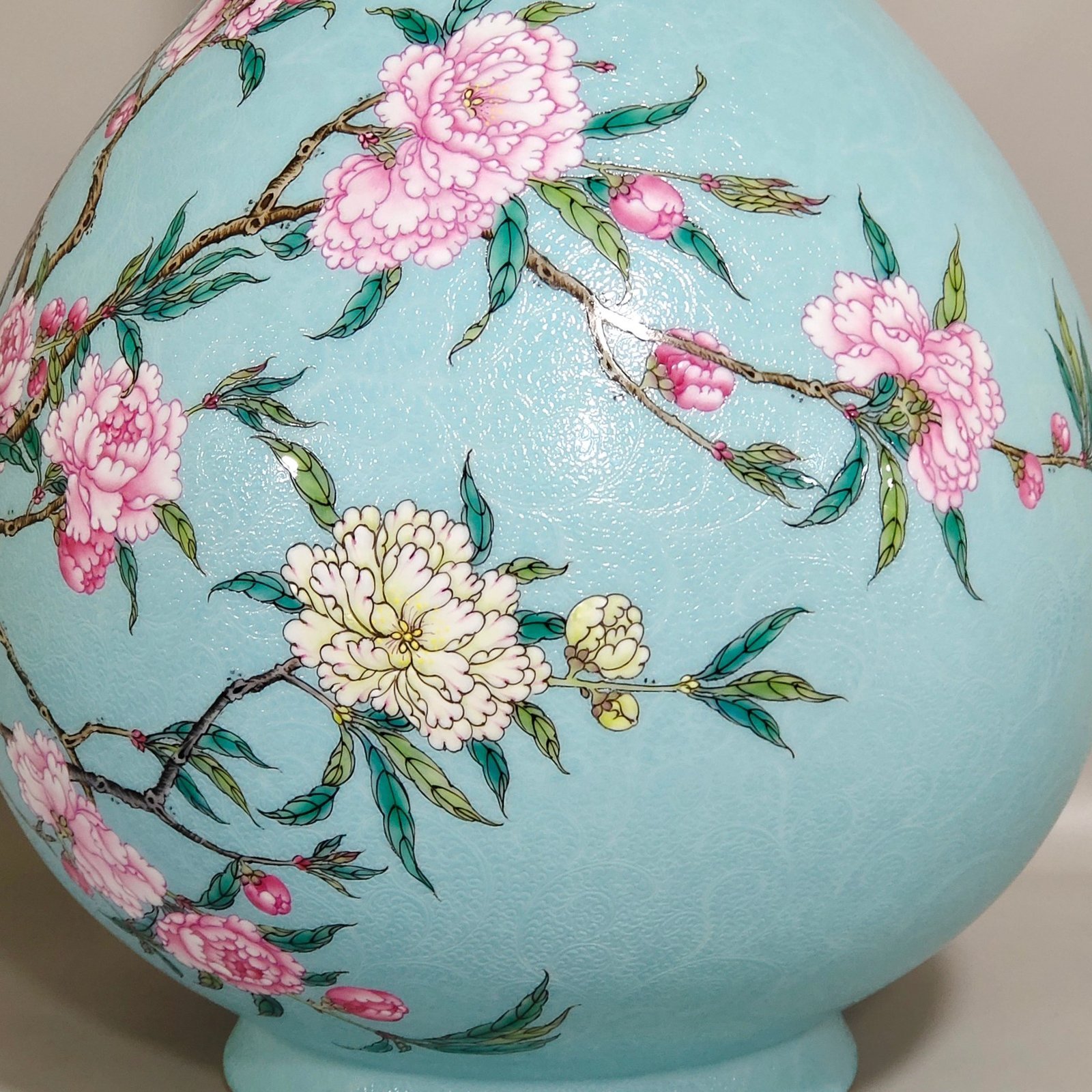 Qing Dynasty Yongzheng turquoise green rolled peach blossom flask