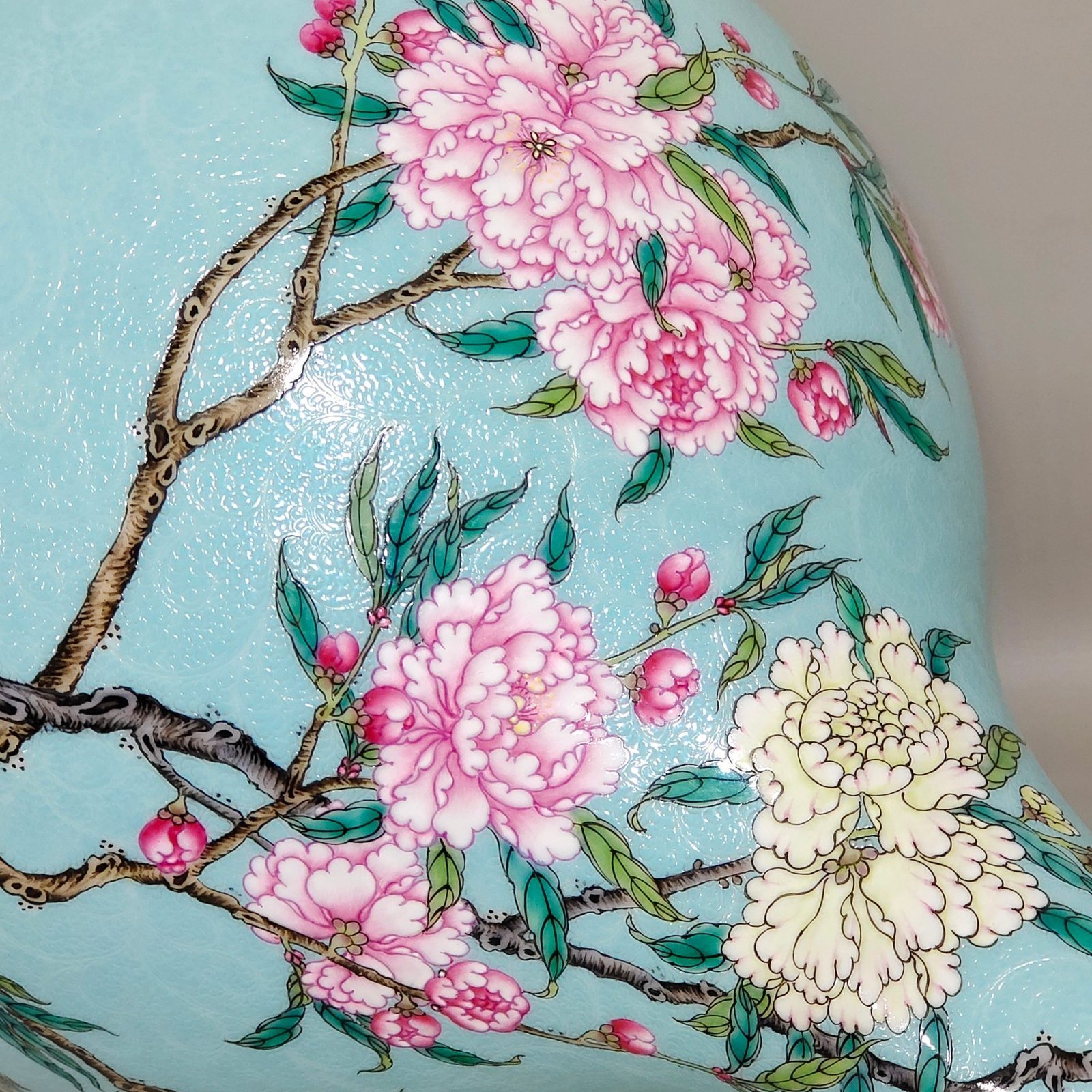 Qing Dynasty Yongzheng turquoise green rolled peach blossom flask