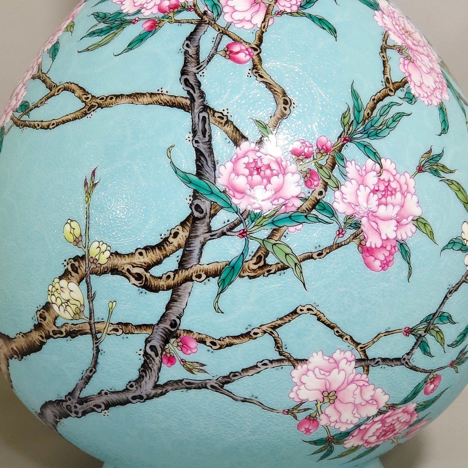 Qing Dynasty Yongzheng turquoise green rolled peach blossom flask
