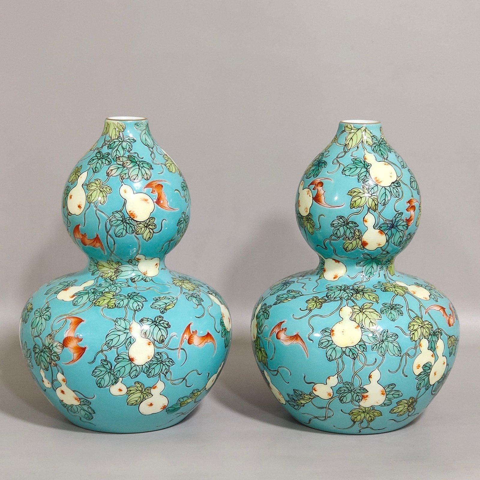 Qing Dynasty Yongzheng turquoise green glazed gourd vase with many children