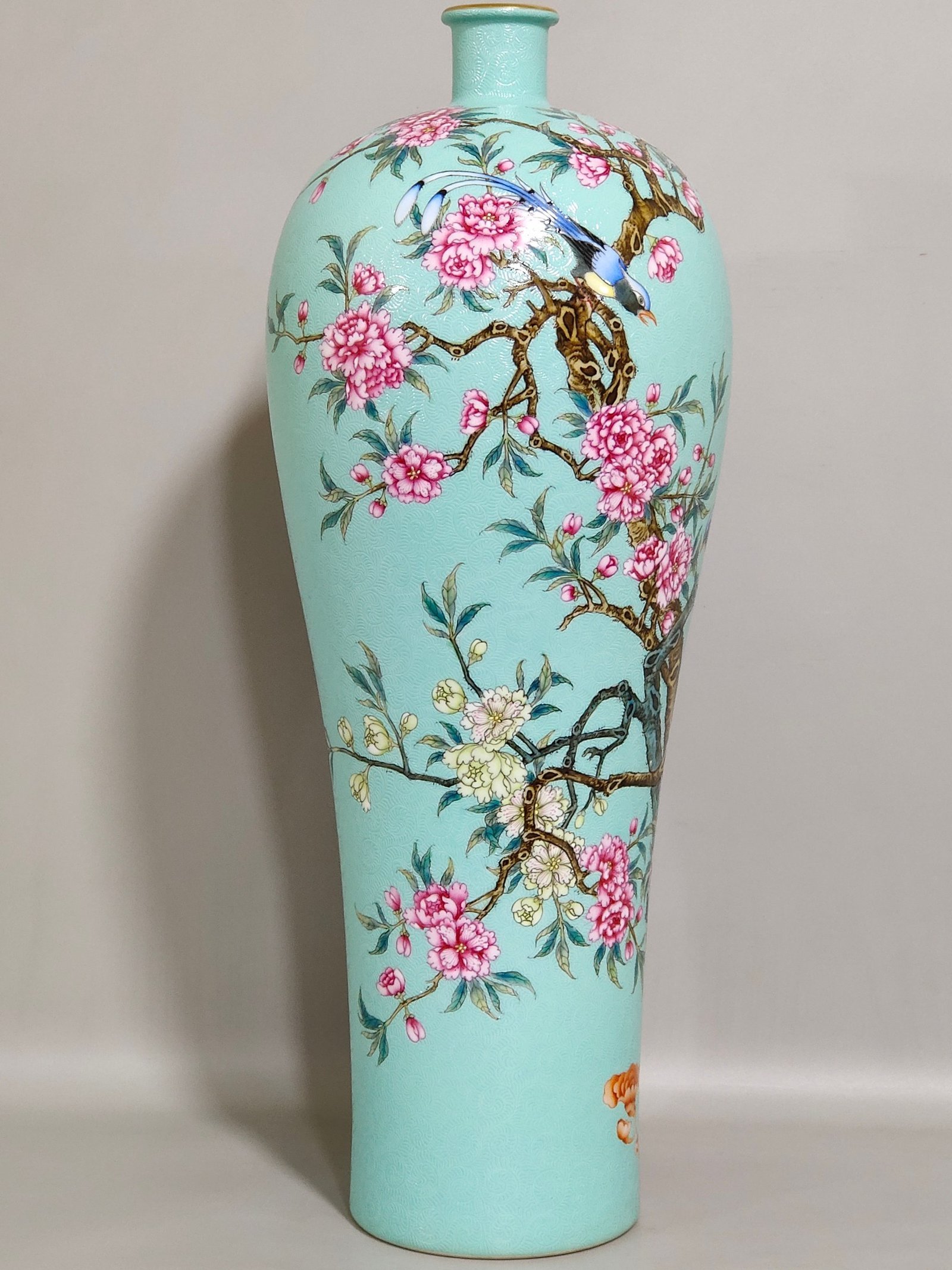 Qing Dynasty Yongzheng turquoise green glaze rolled plum vase