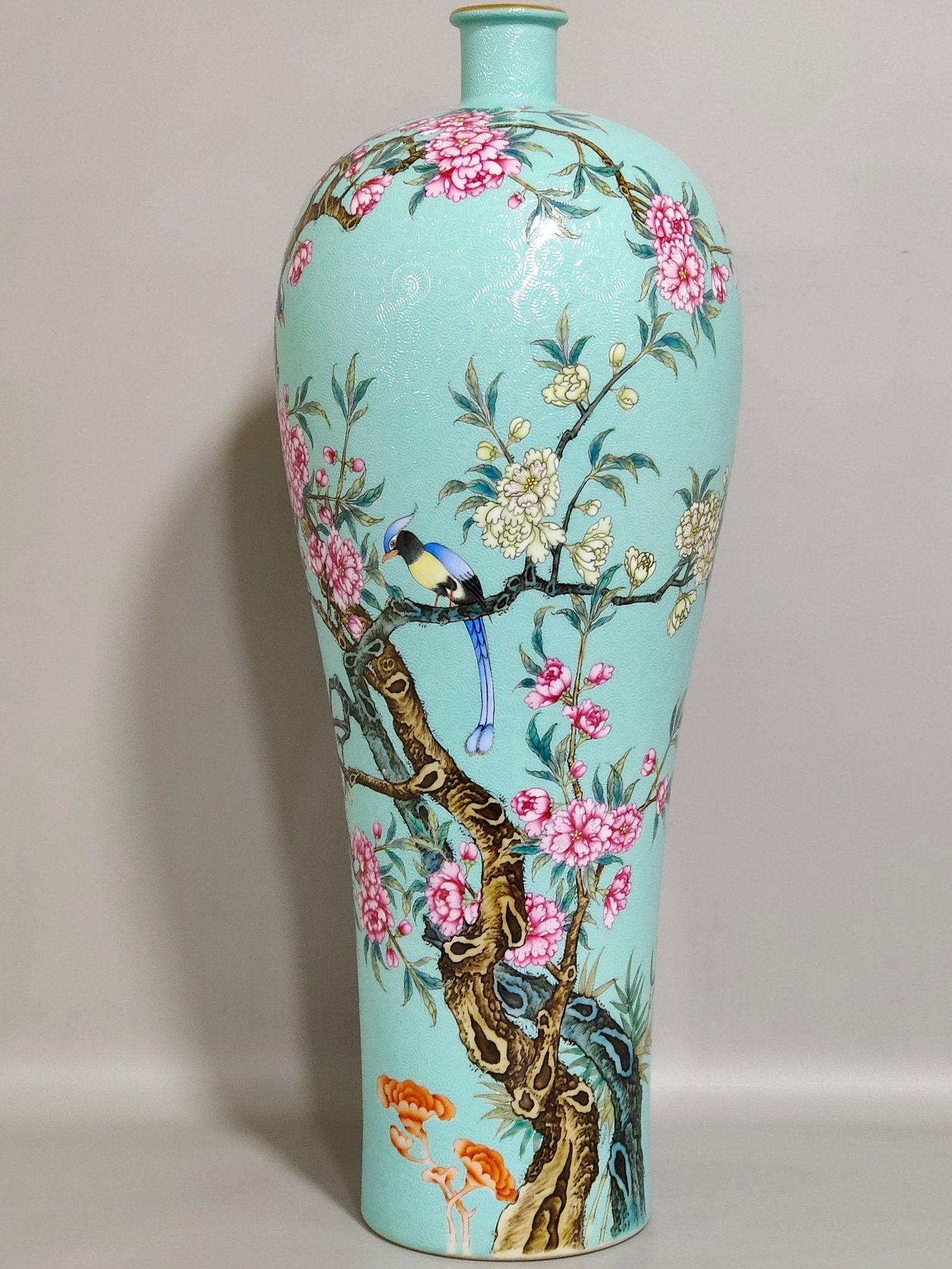 Qing Dynasty Yongzheng turquoise green glaze rolled plum vase