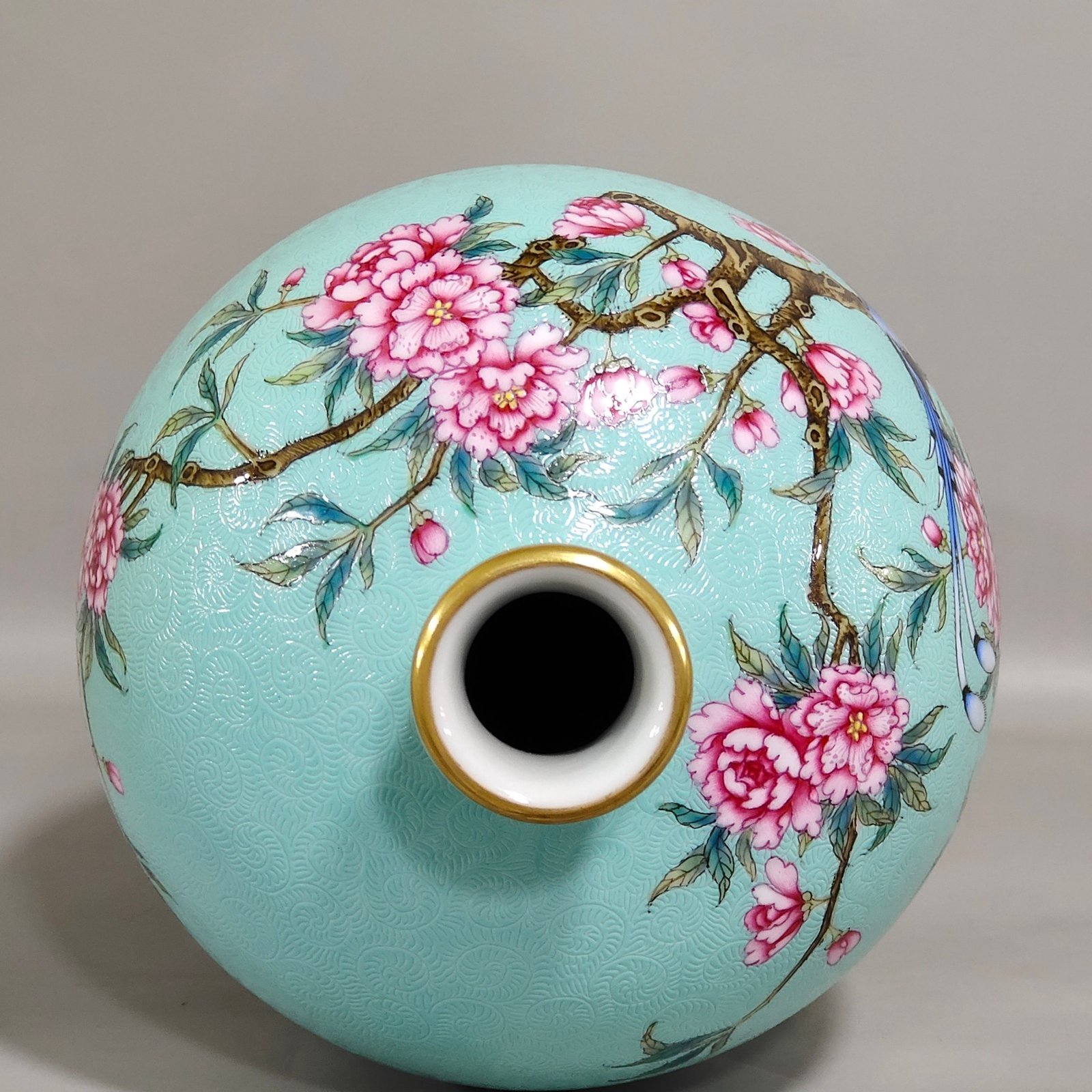 Qing Dynasty Yongzheng turquoise green glaze rolled plum vase