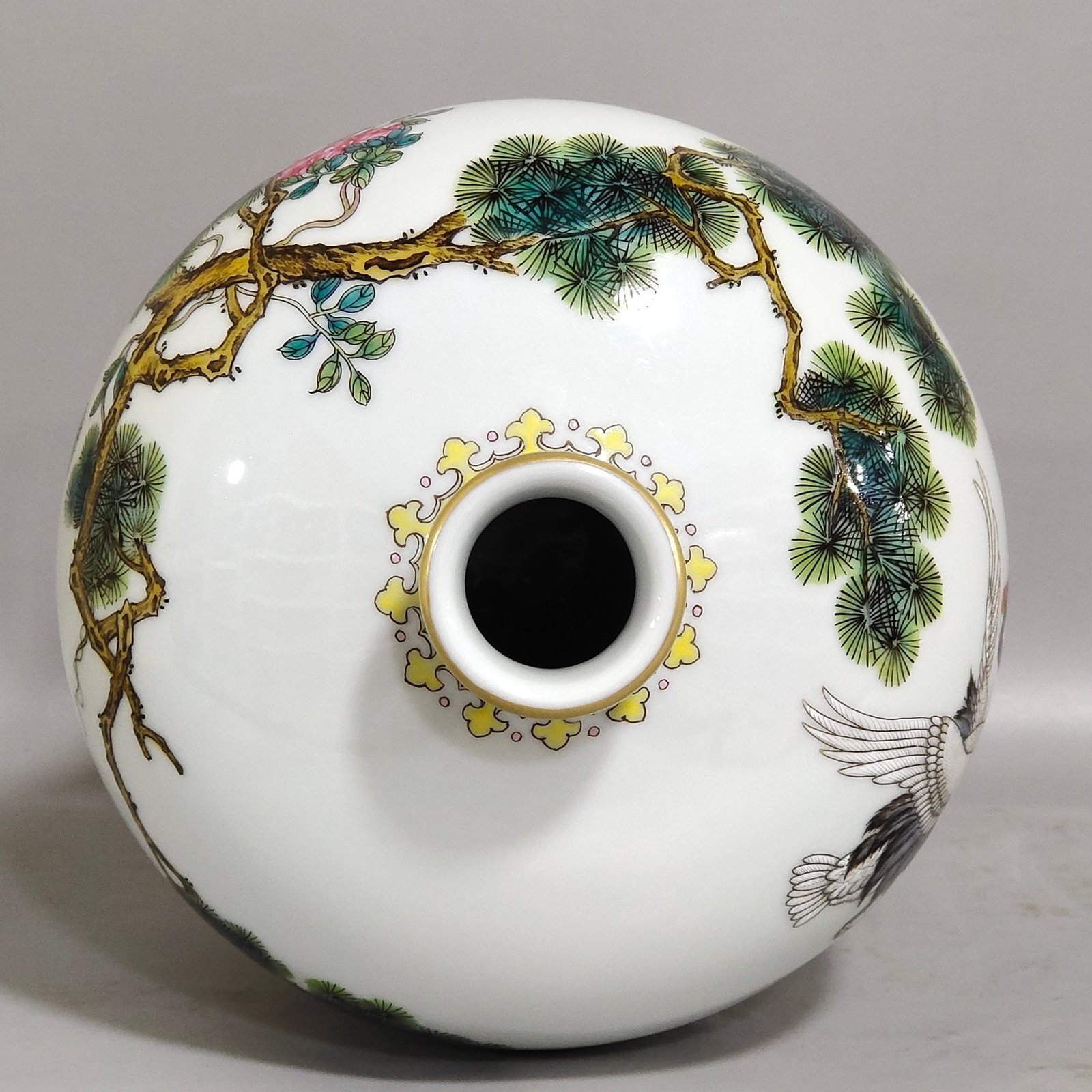 Qing Dynasty Yongzheng Songhe Yannian plum vase