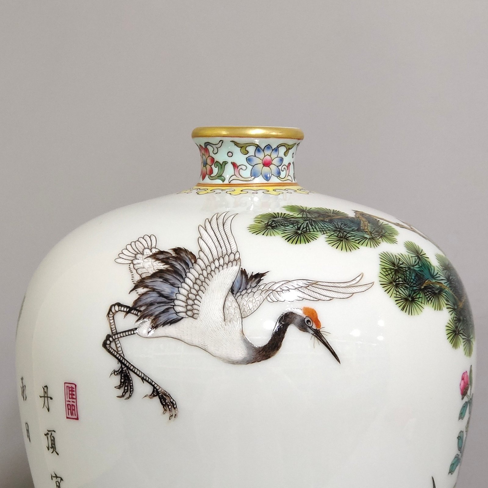 Qing Dynasty Yongzheng Songhe Yannian plum vase