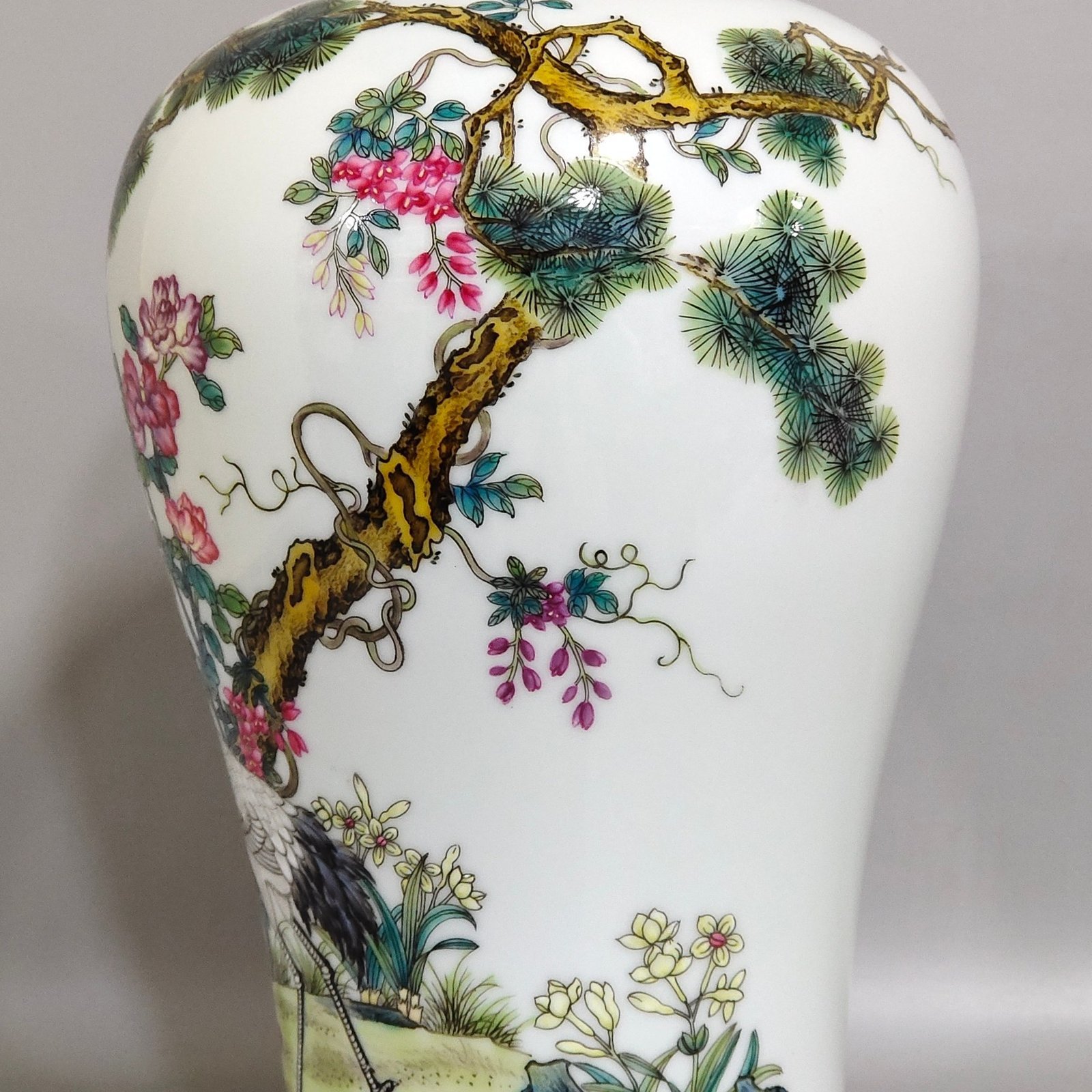 Qing Dynasty Yongzheng Songhe Yannian plum vase