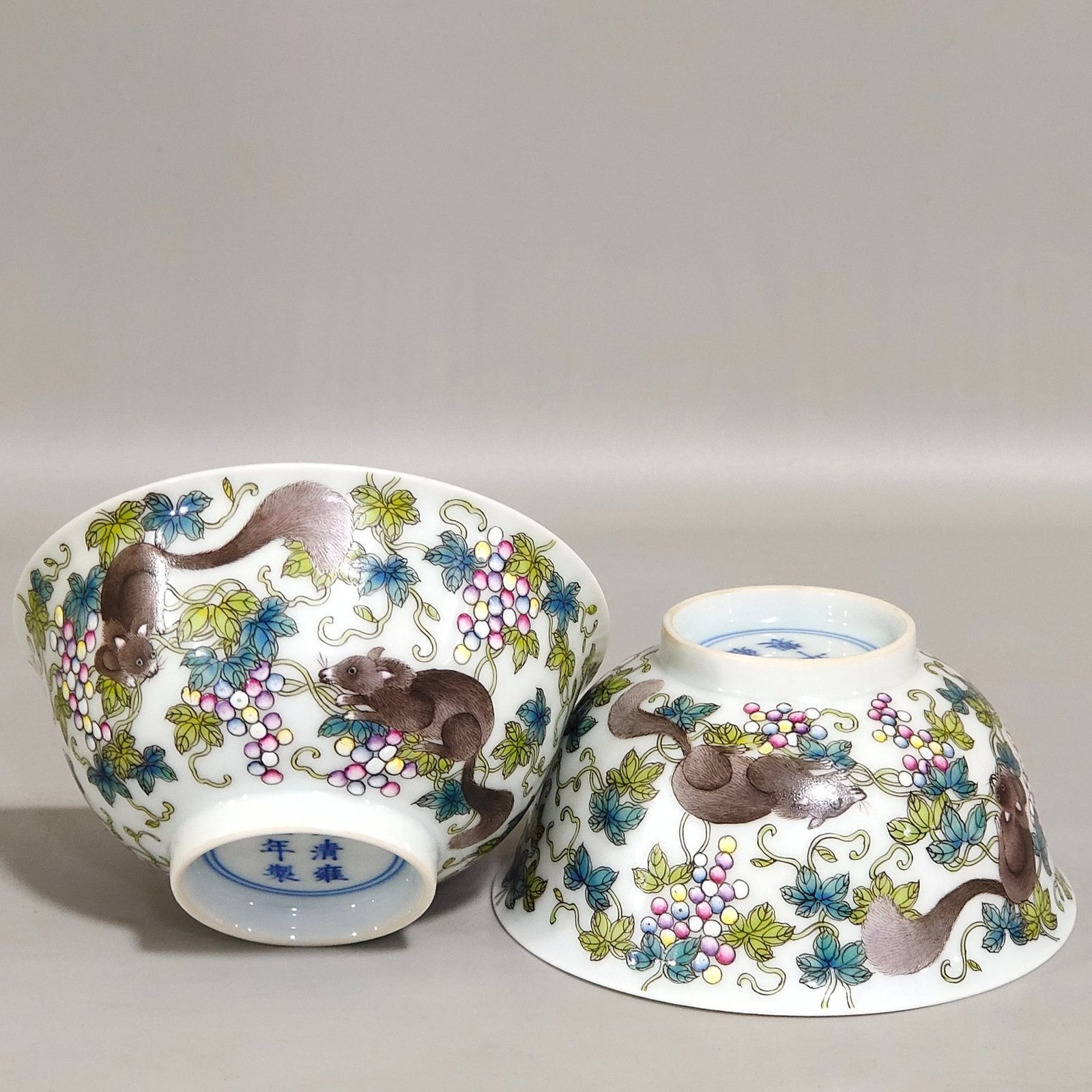 Qing Dynasty Yongzheng A squirrel eating grape cup