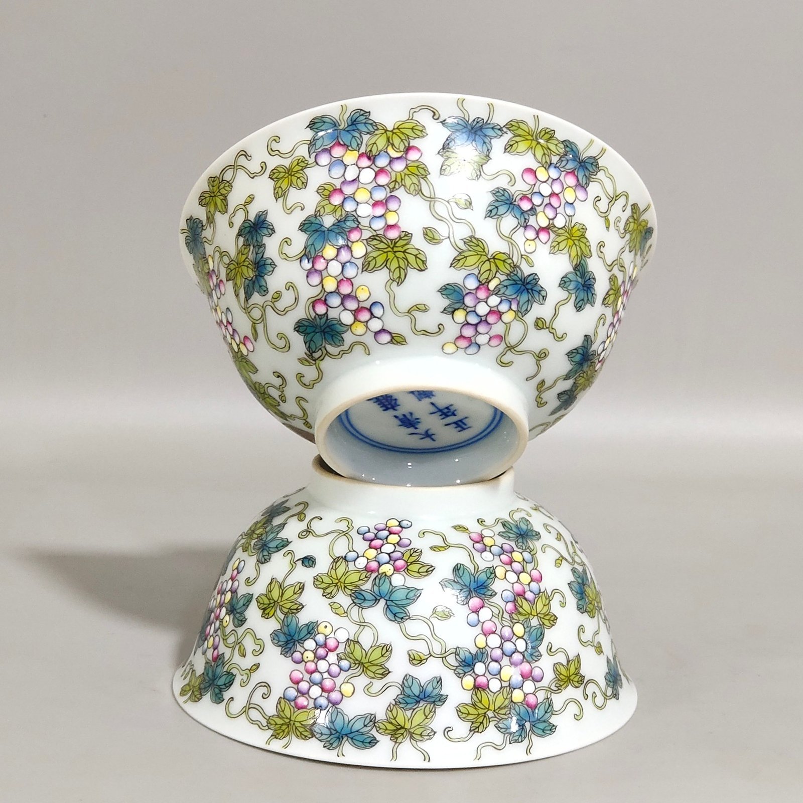 Qing Dynasty Yongzheng A squirrel eating grape cup