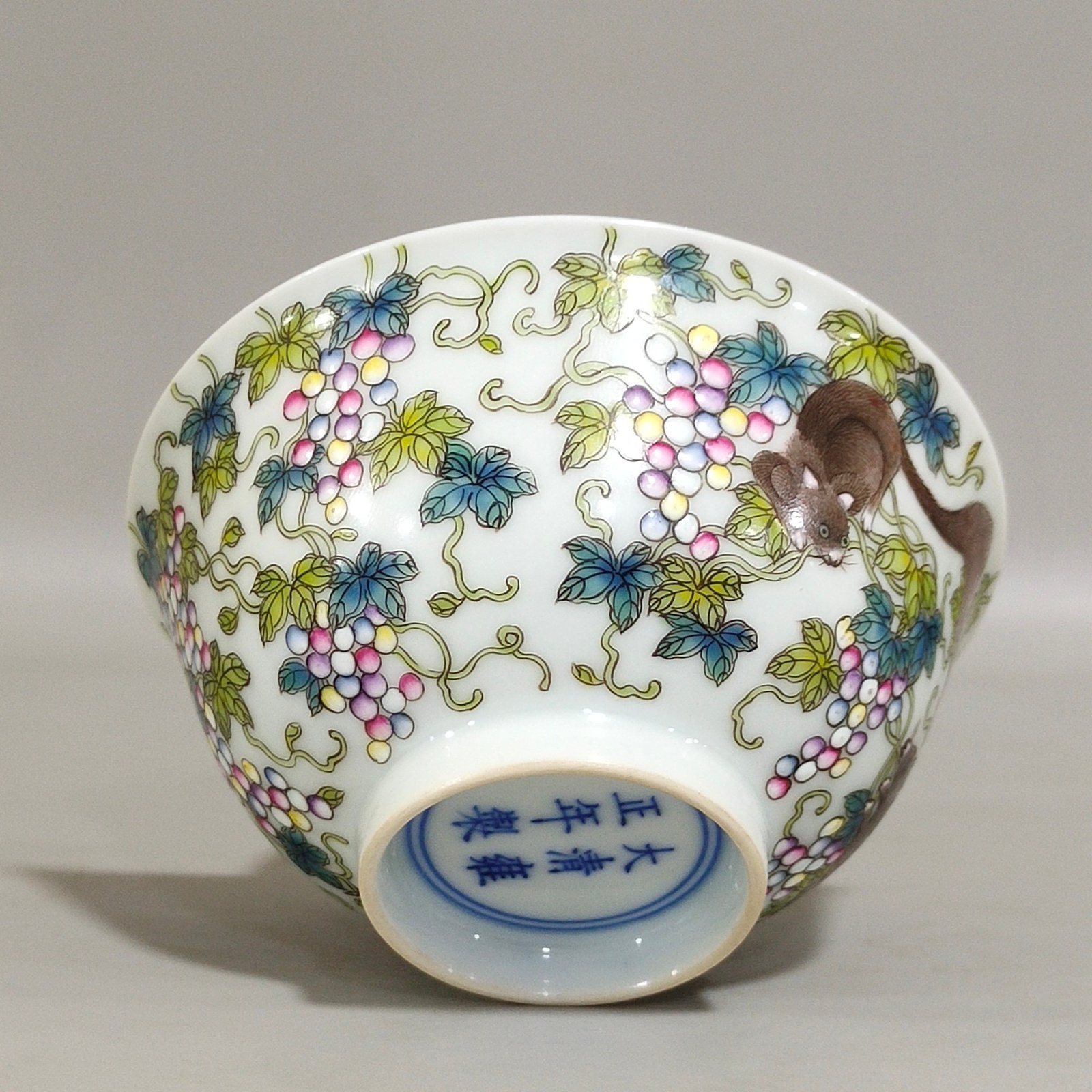 Qing Dynasty Yongzheng A squirrel eating grape cup