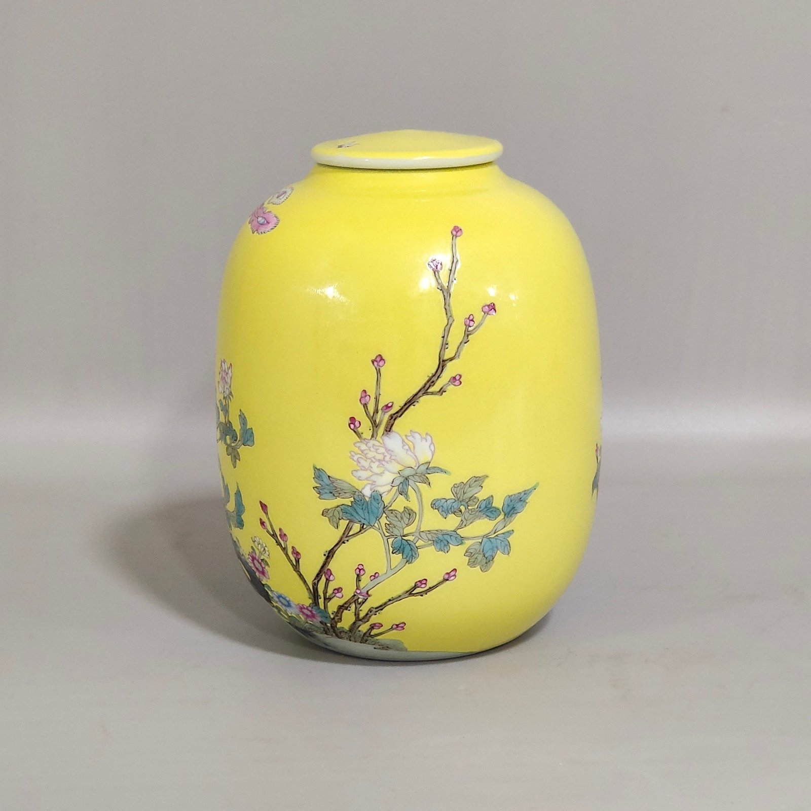 Qing Dynasty Yongzheng lemon yellow phoenix and peony tea can